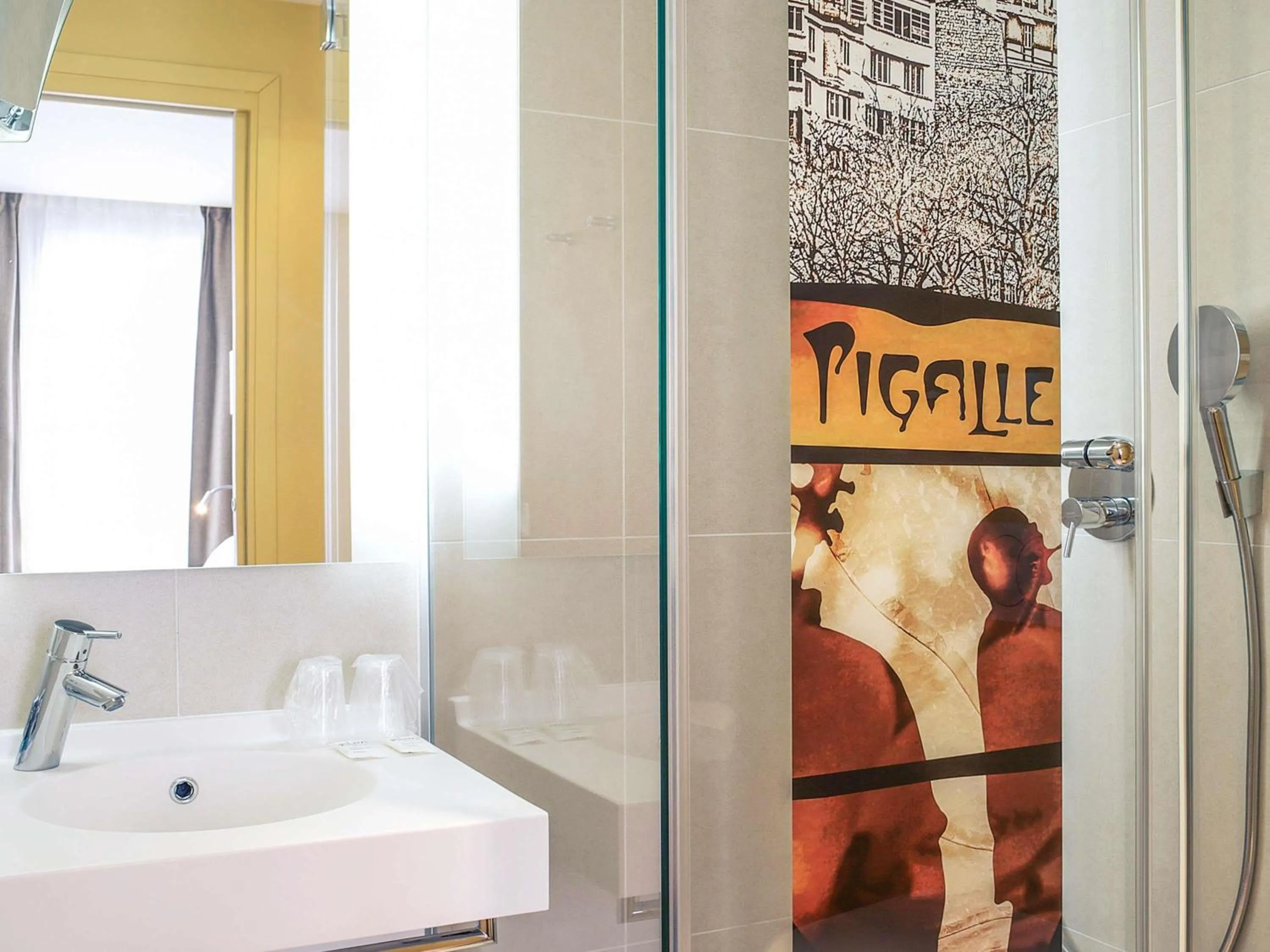 Bedroom in Mercure Paris Pigalle Sacre Coeur