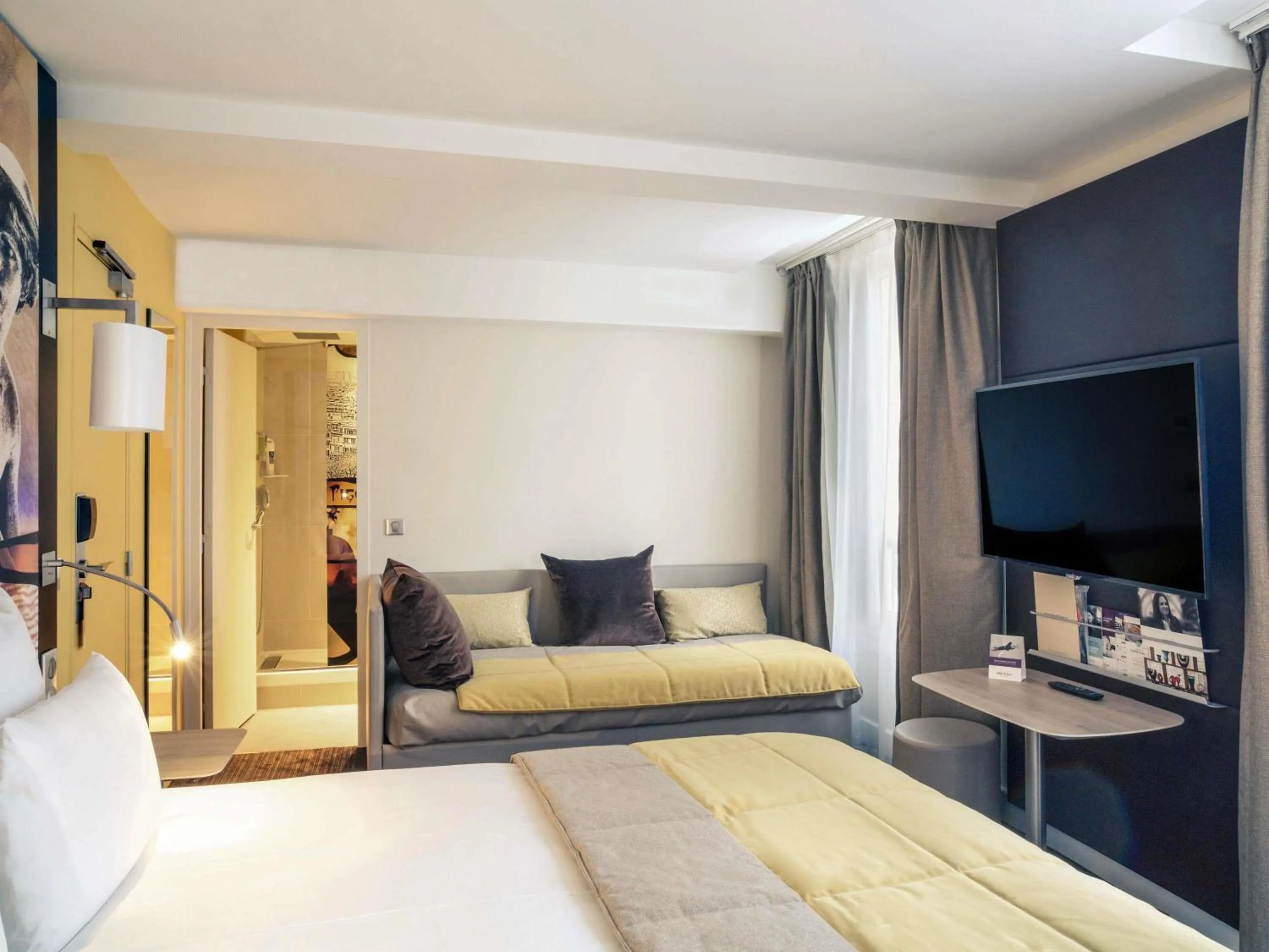 Bedroom, Bed in Mercure Paris Pigalle Sacre Coeur