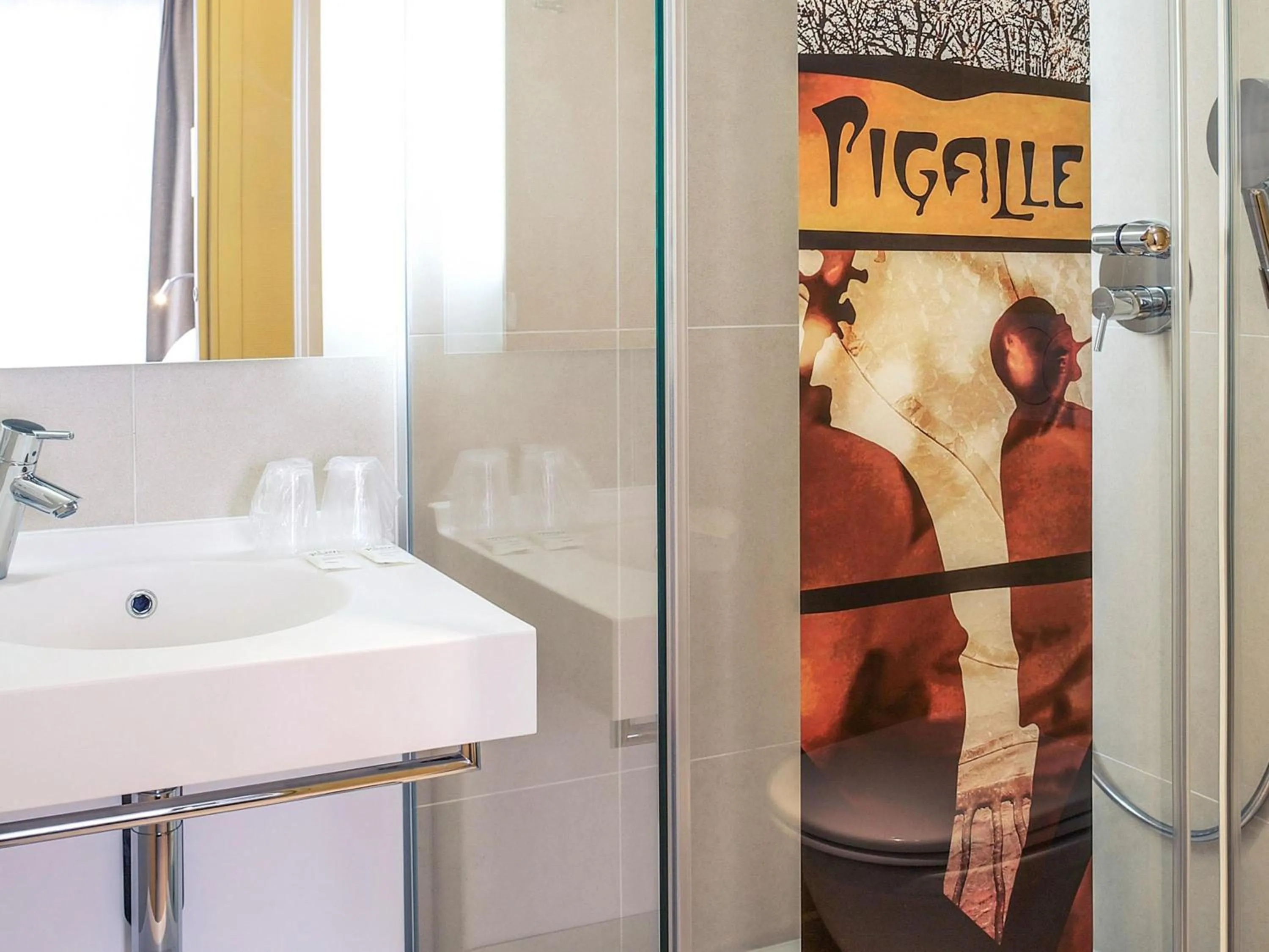 Bedroom in Mercure Paris Pigalle Sacre Coeur