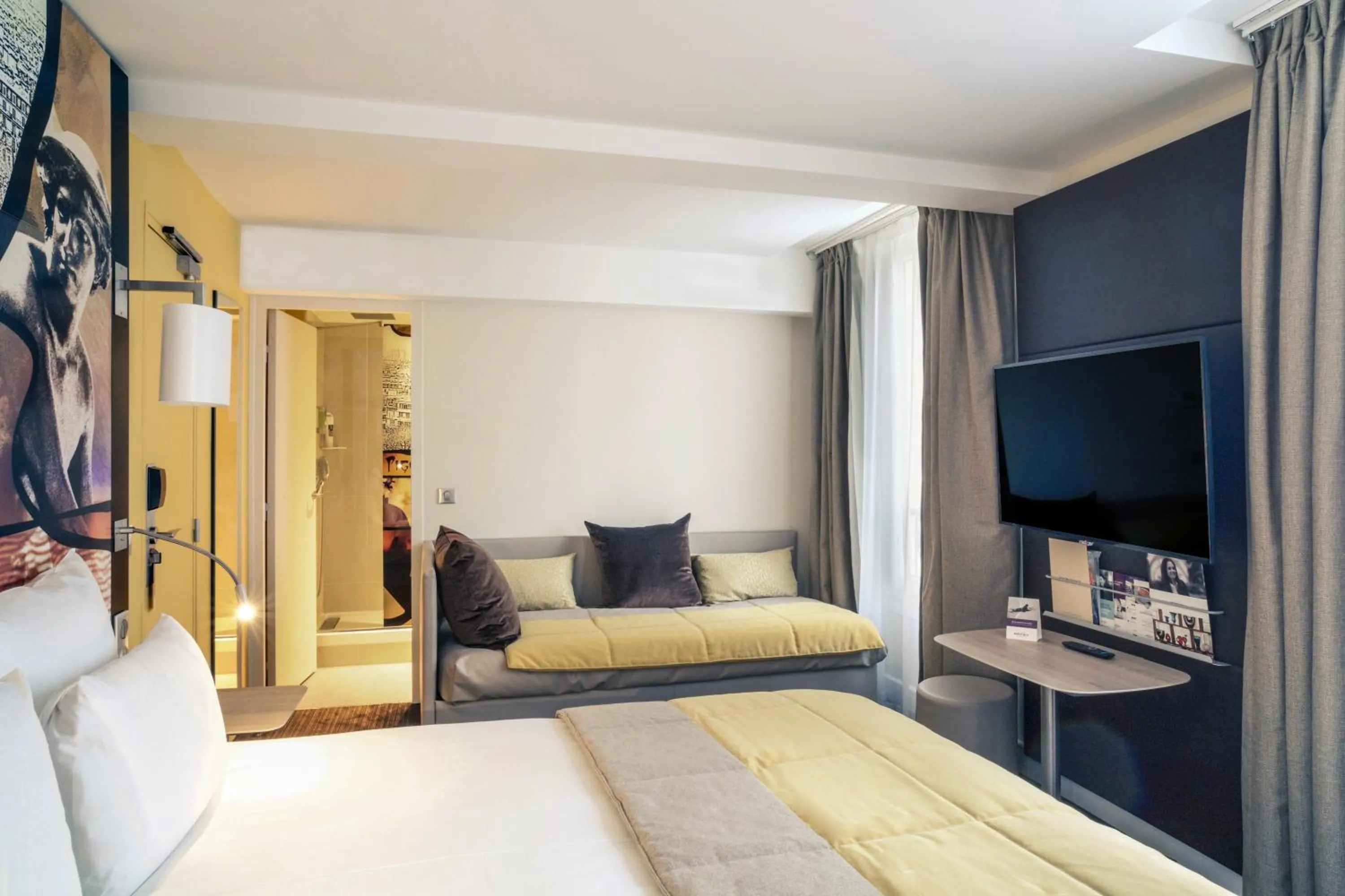 Photo of the whole room, Bed in Mercure Paris Pigalle Sacre Coeur