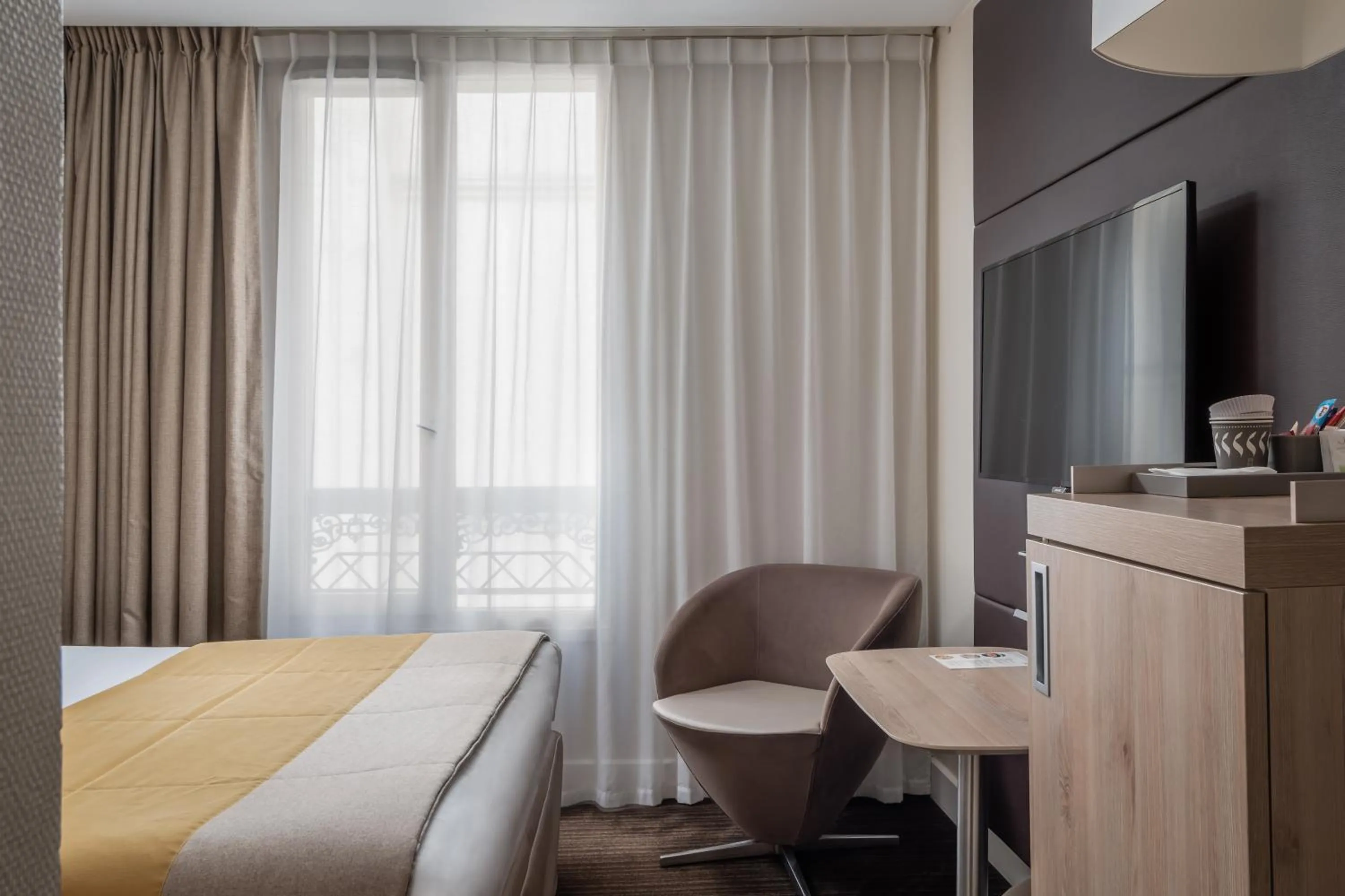 Photo of the whole room, Bed in Mercure Paris Pigalle Sacre Coeur