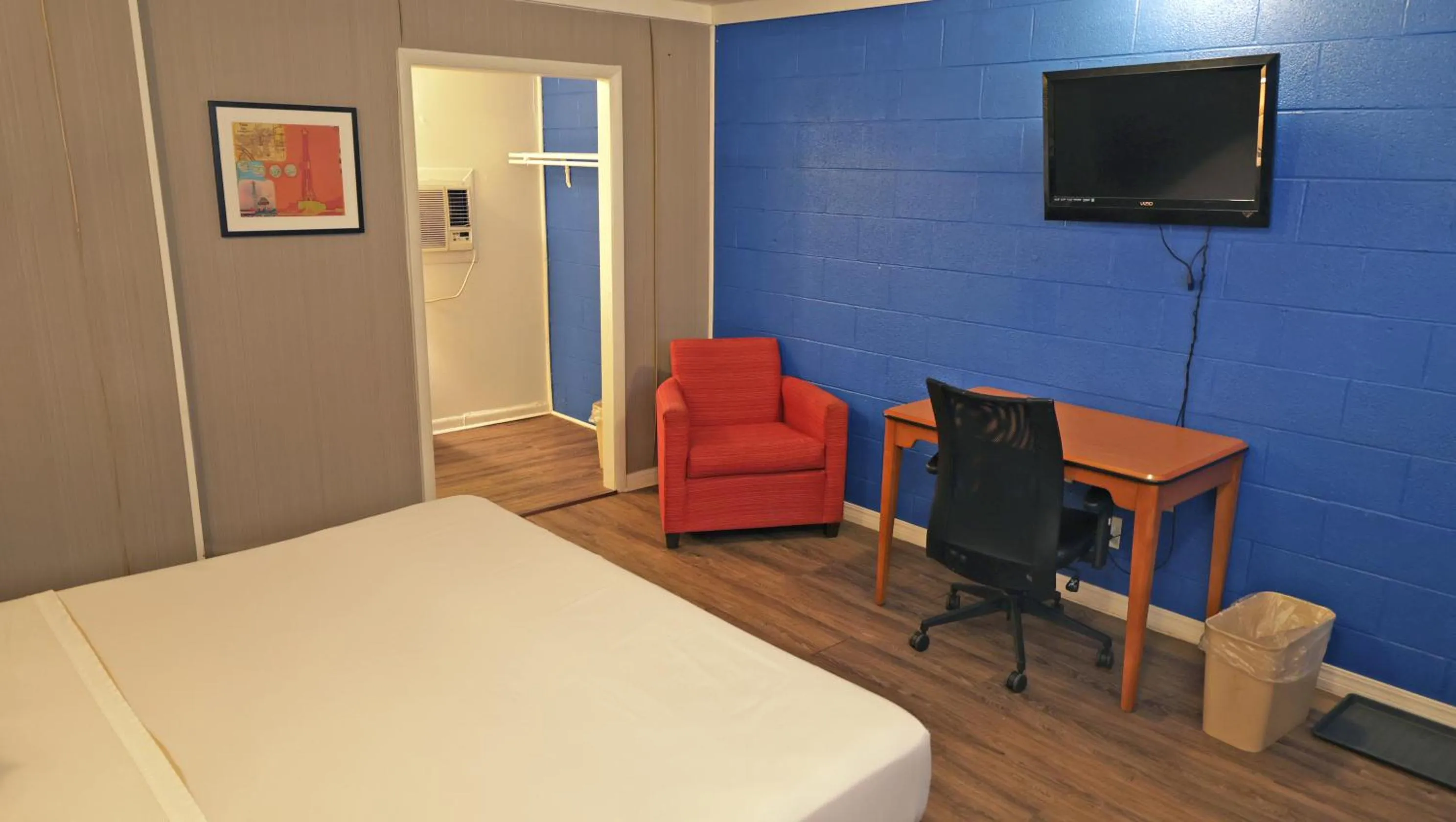 Bed in Sawmill Lodges Motel