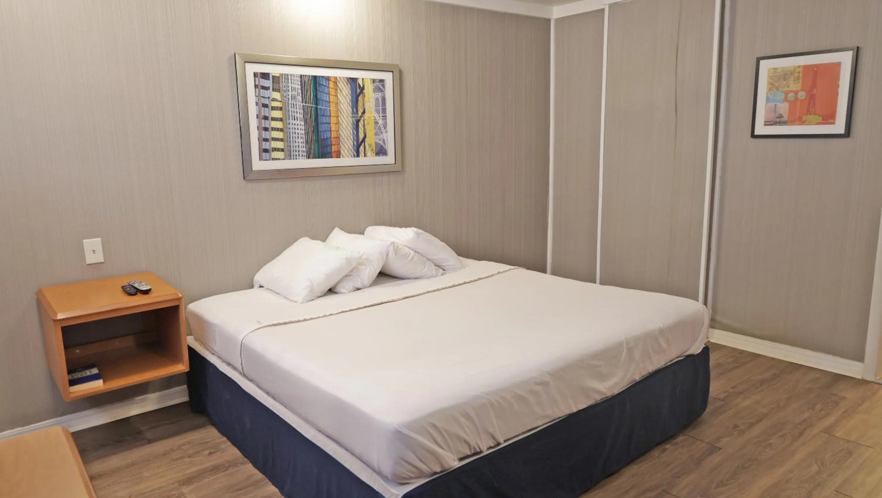 Bed in Sawmill Lodges Motel