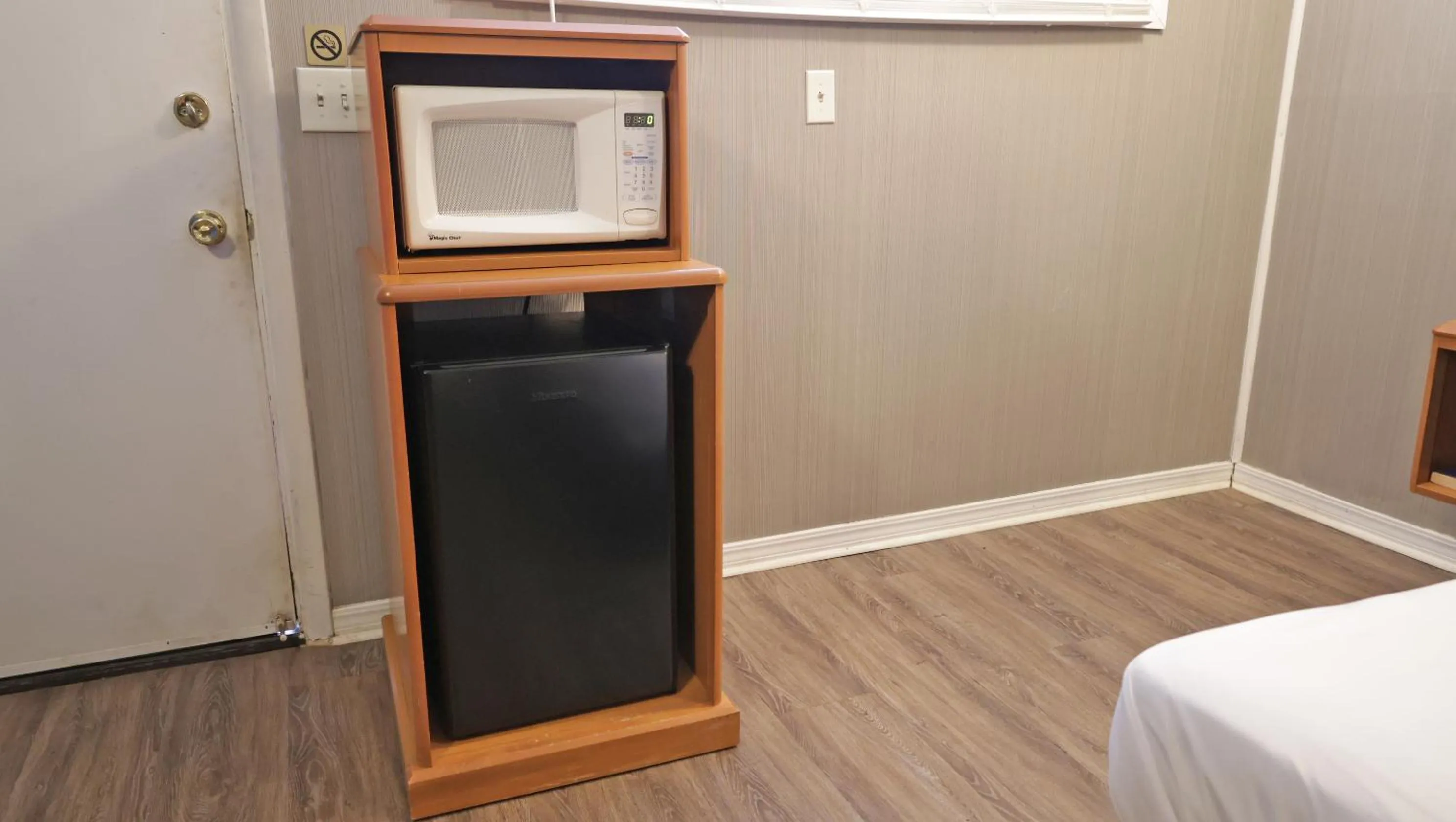 microwave, Bed in Sawmill Lodges Motel