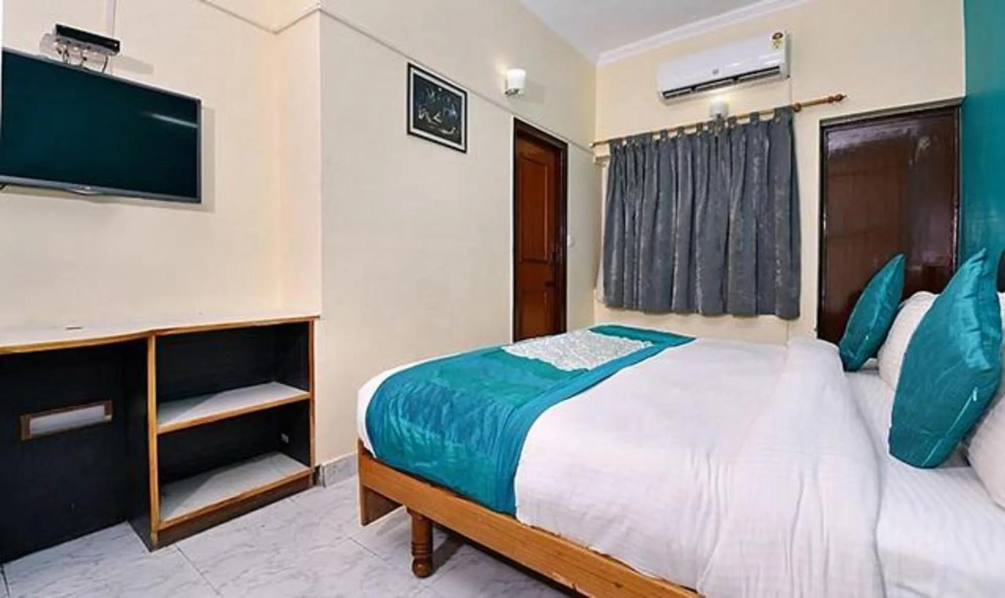 Photo of the whole room, Bed in FabExpress Central Park