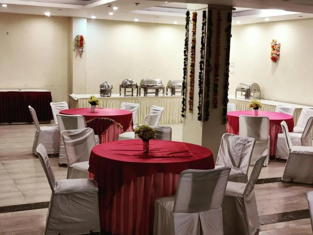 Restaurant/places to eat in Treebo Premium Relax Inn Patel Nagar