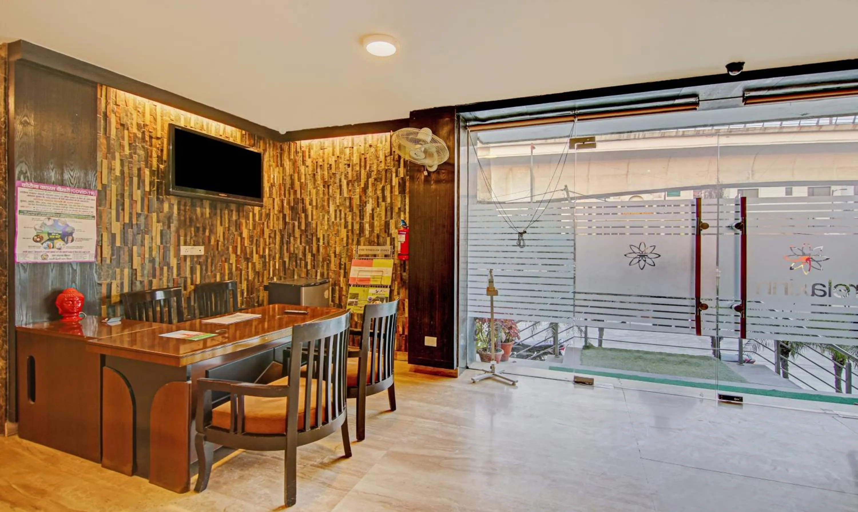 Restaurant/places to eat in Treebo Premium Relax Inn Patel Nagar