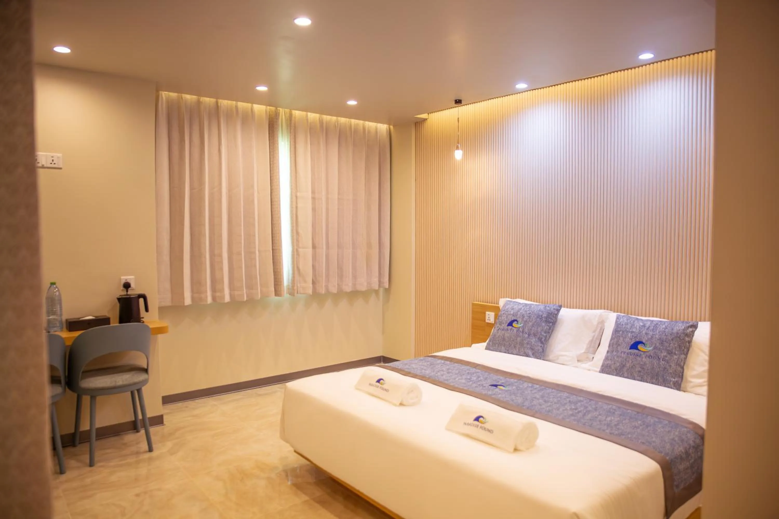 Photo of the whole room, Bed in Paradise Found