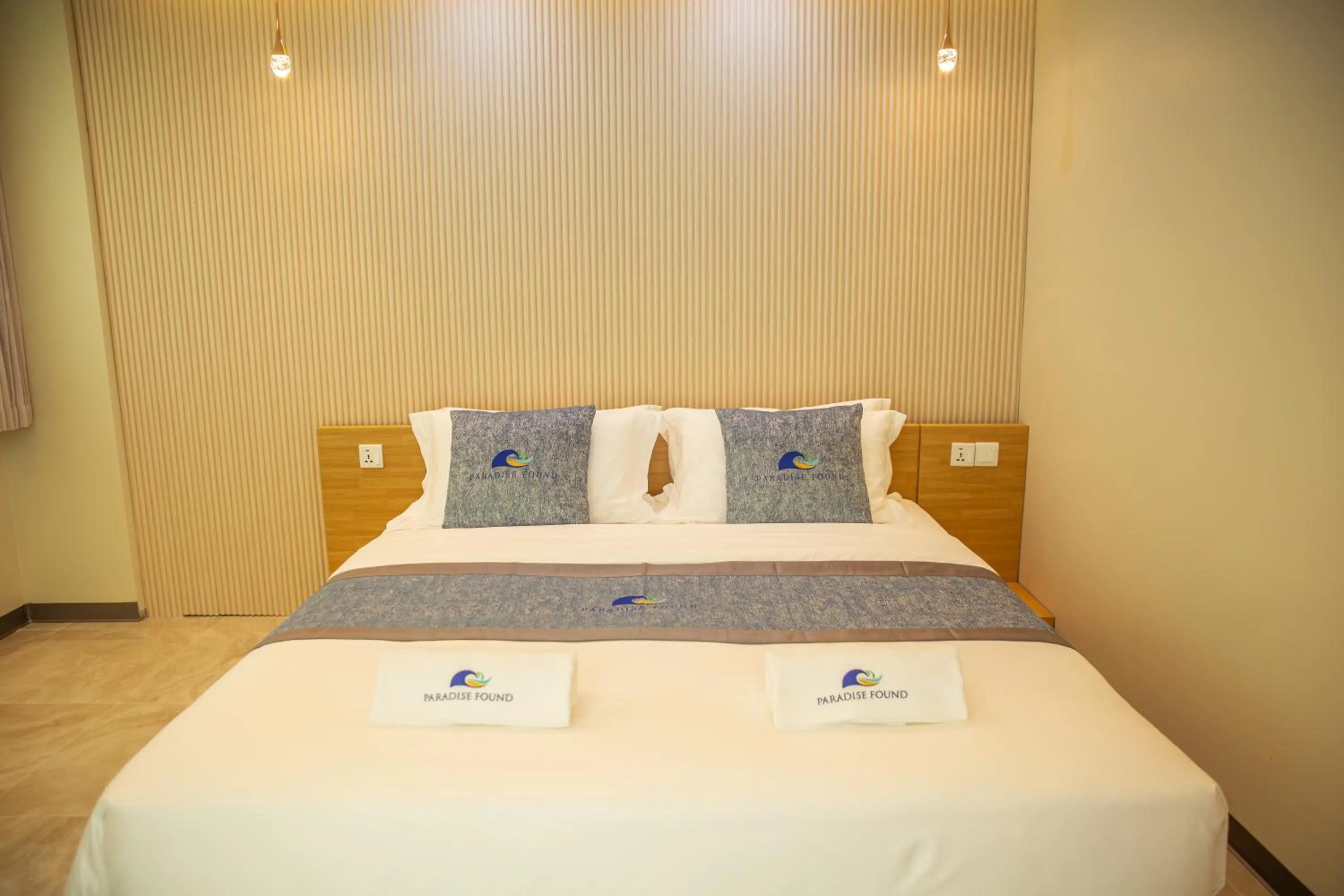Bedroom, Bed in Paradise Found