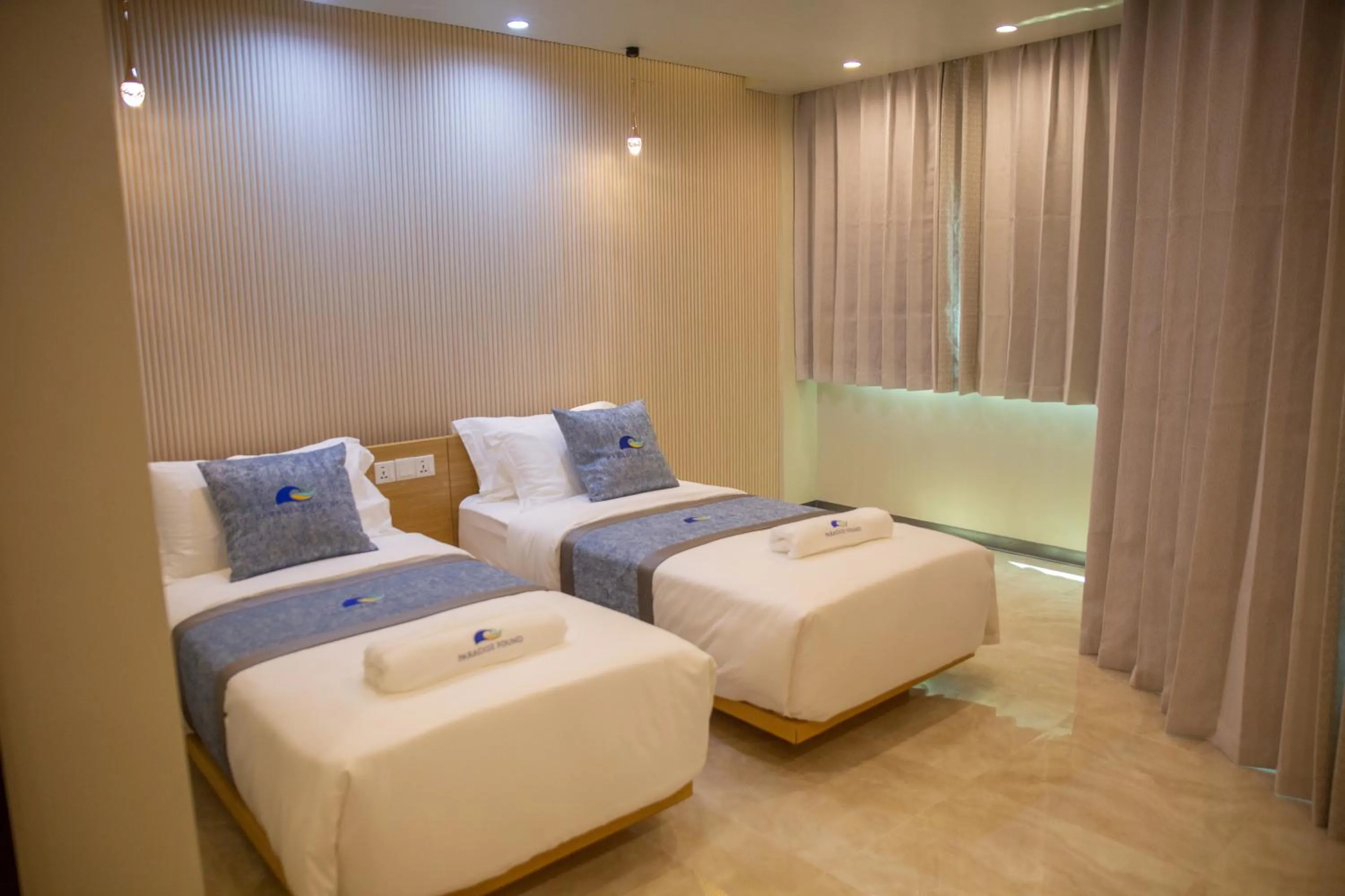 Photo of the whole room, Bed in Paradise Found