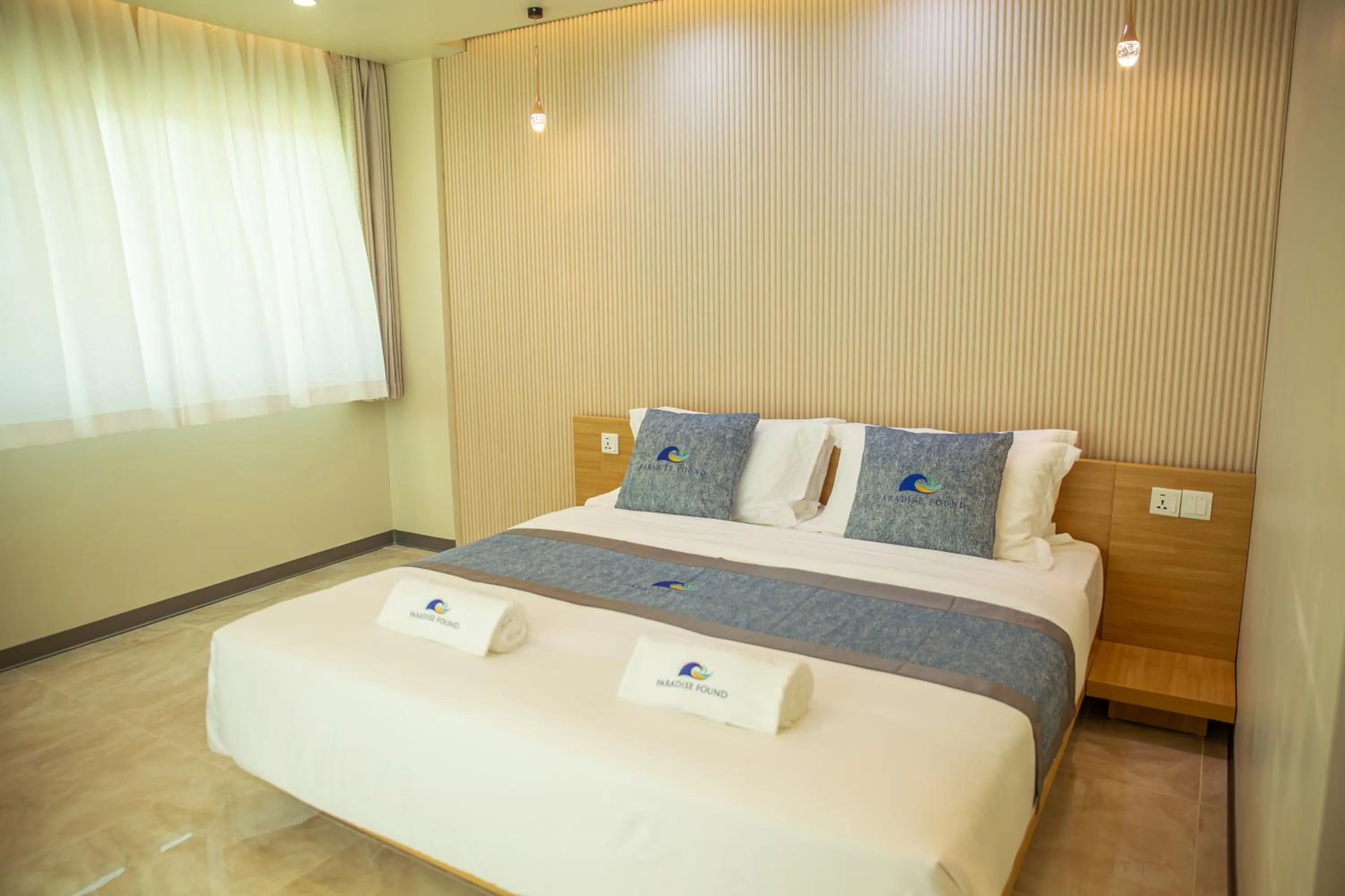 Photo of the whole room, Bed in Paradise Found