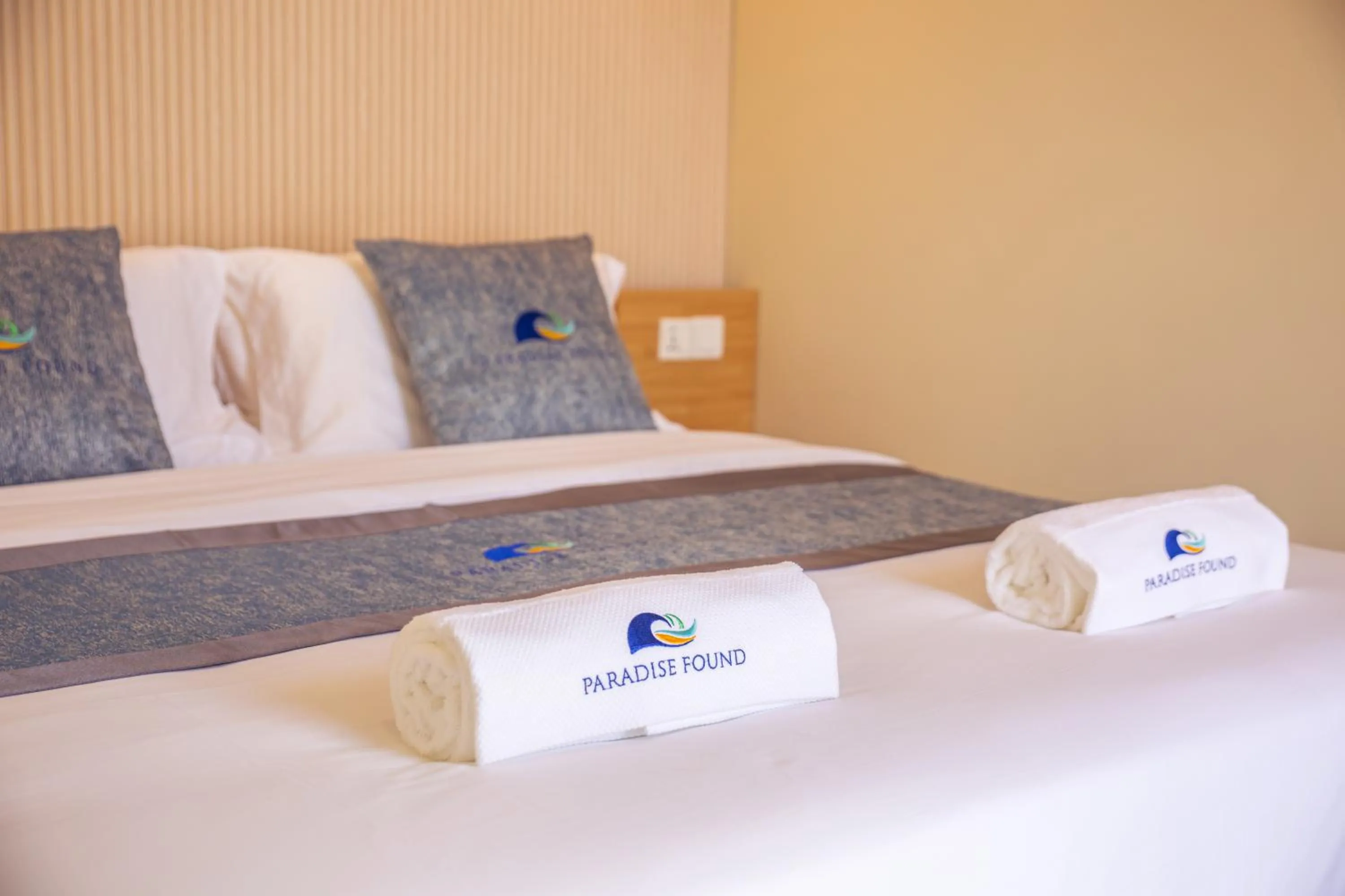 Bedroom, Bed in Paradise Found