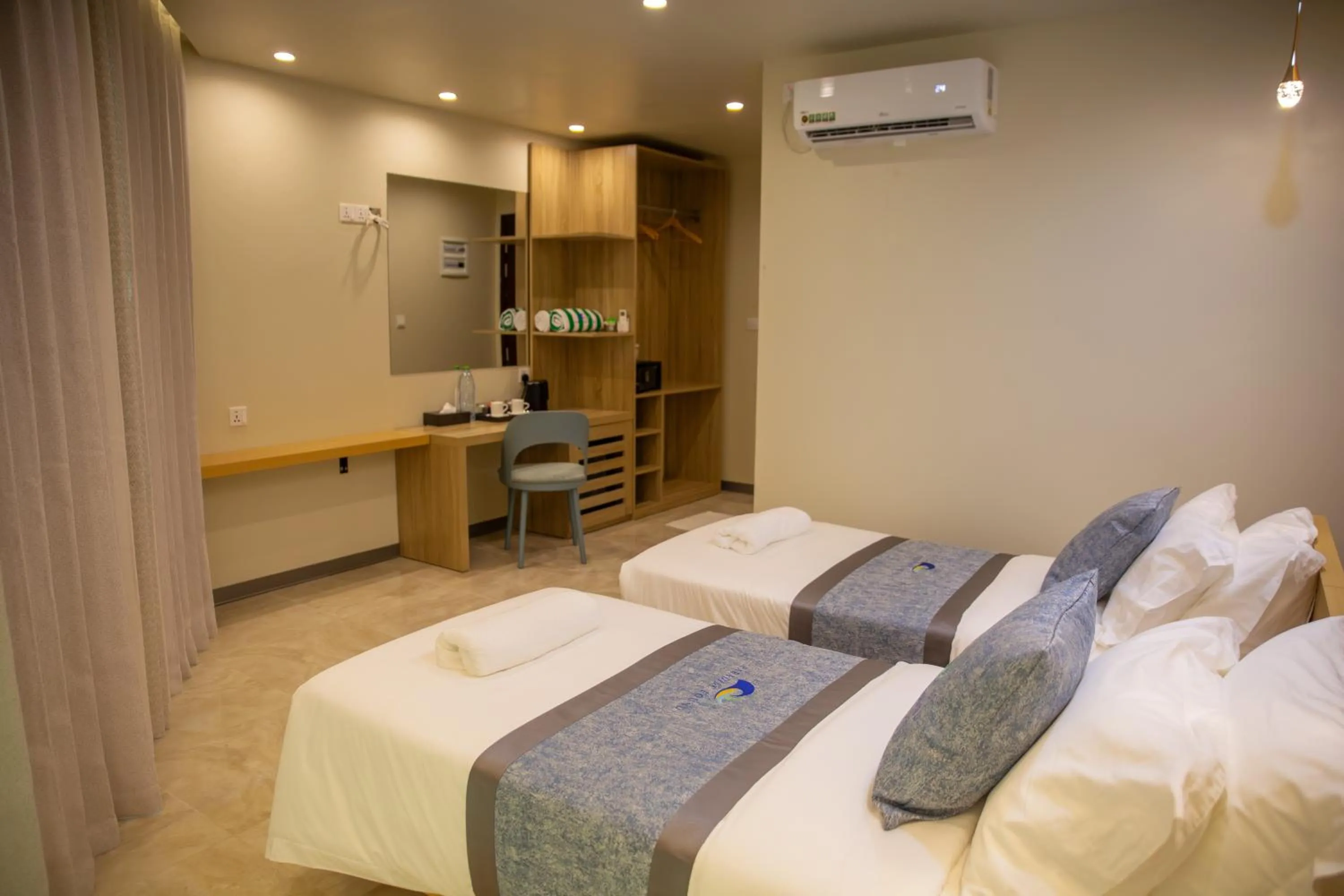 Photo of the whole room, Bed in Paradise Found