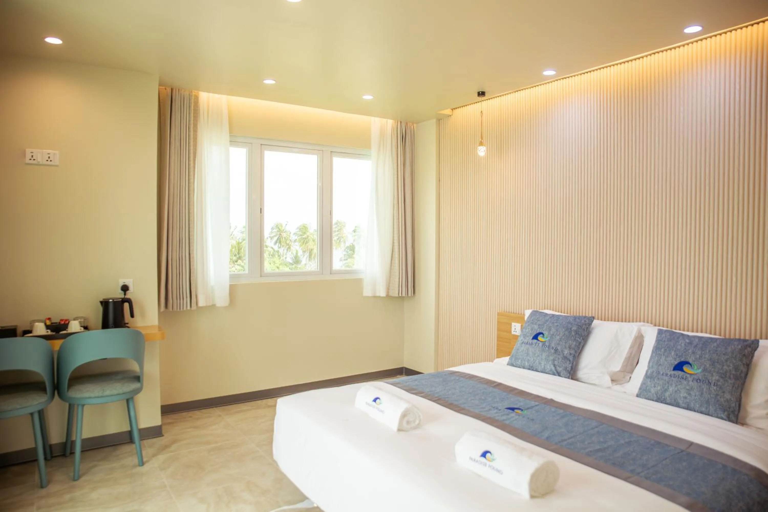Photo of the whole room, Bed in Paradise Found