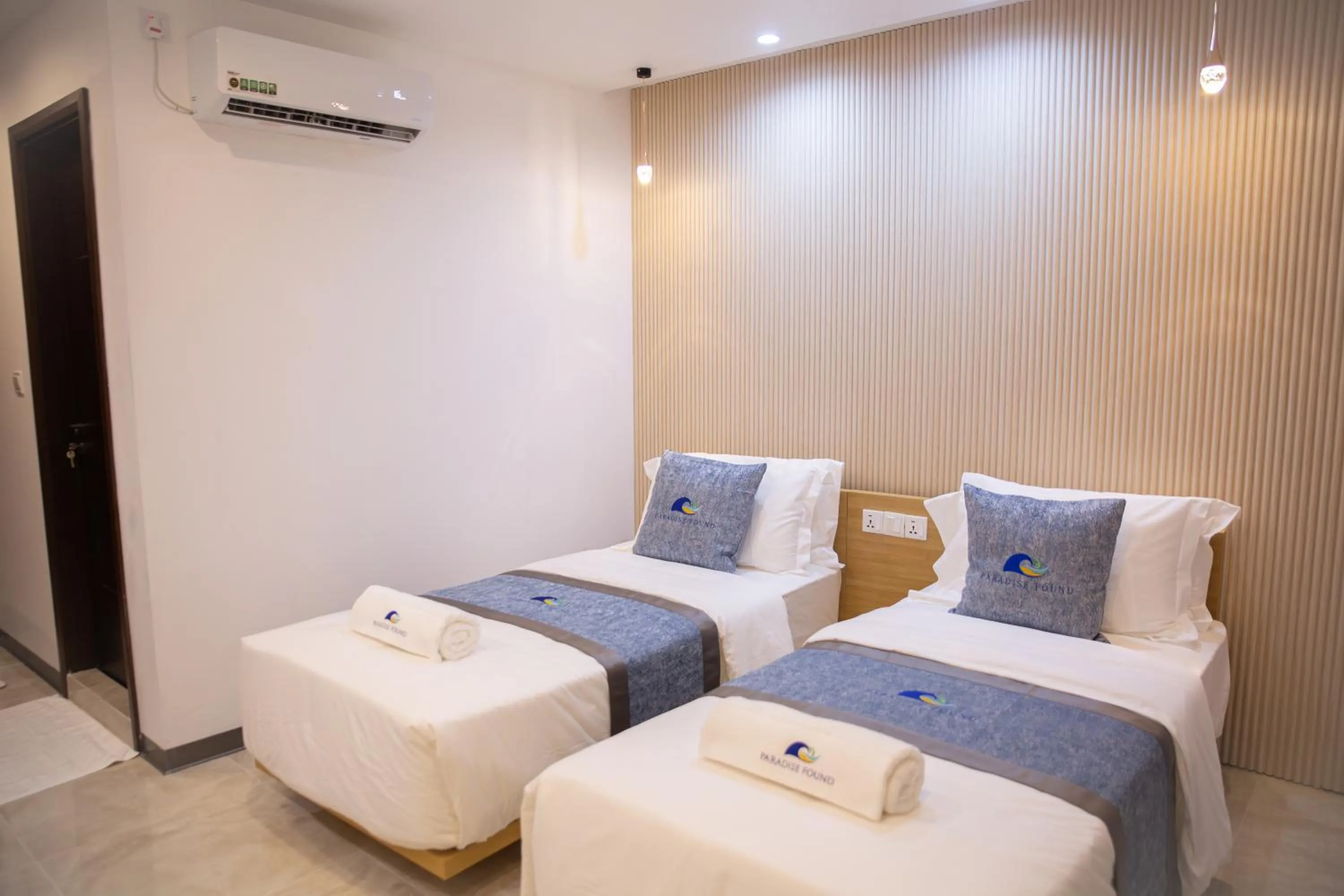 Photo of the whole room, Bed in Paradise Found