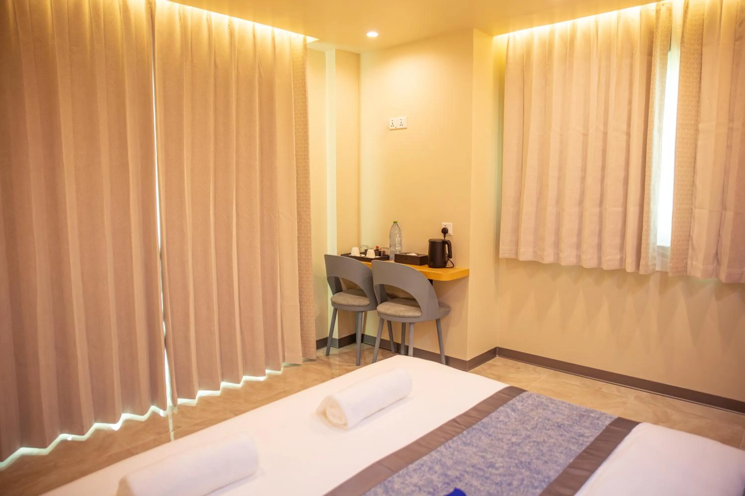 Photo of the whole room, Bed in Paradise Found