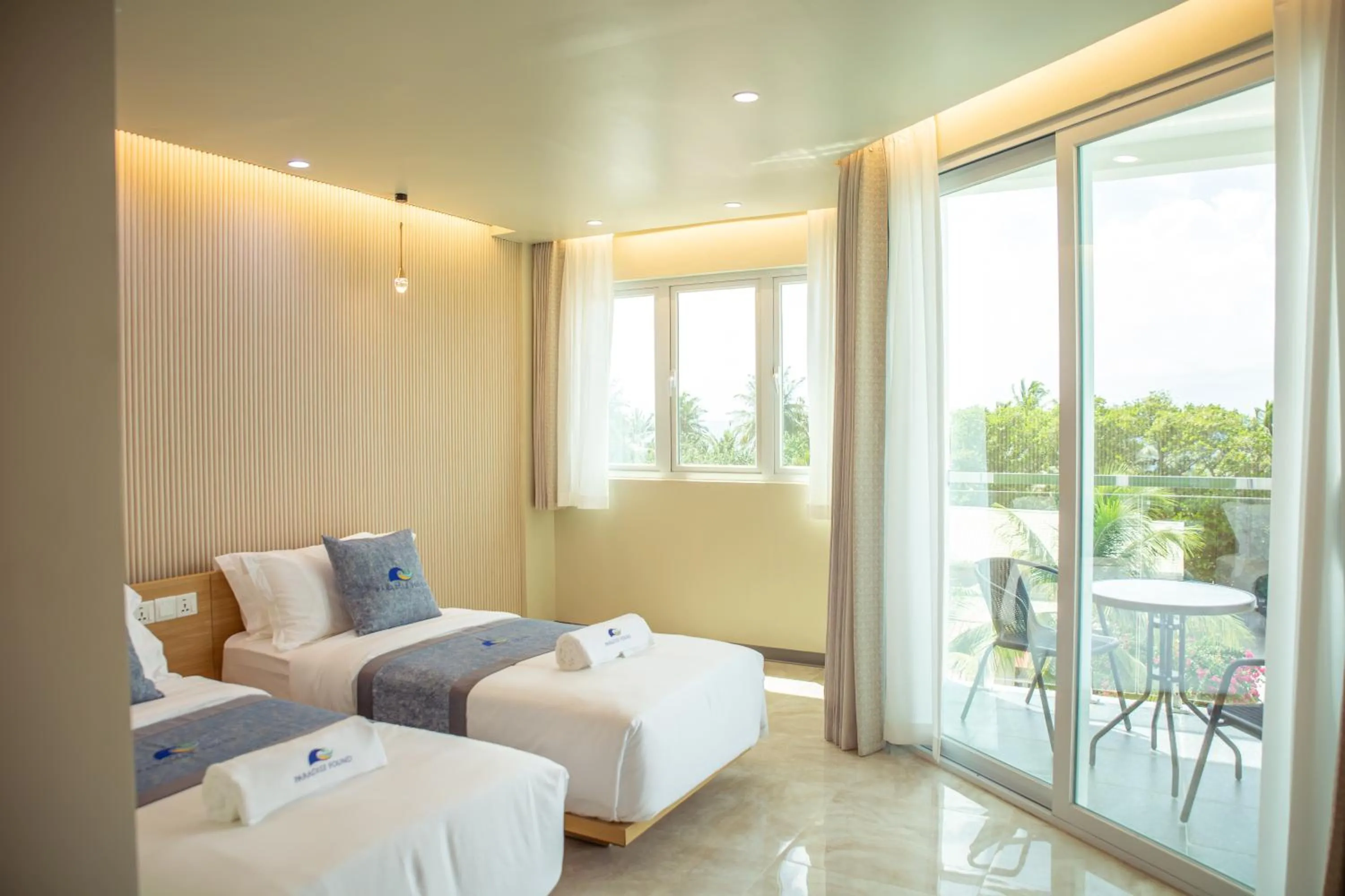 Photo of the whole room, Bed in Paradise Found