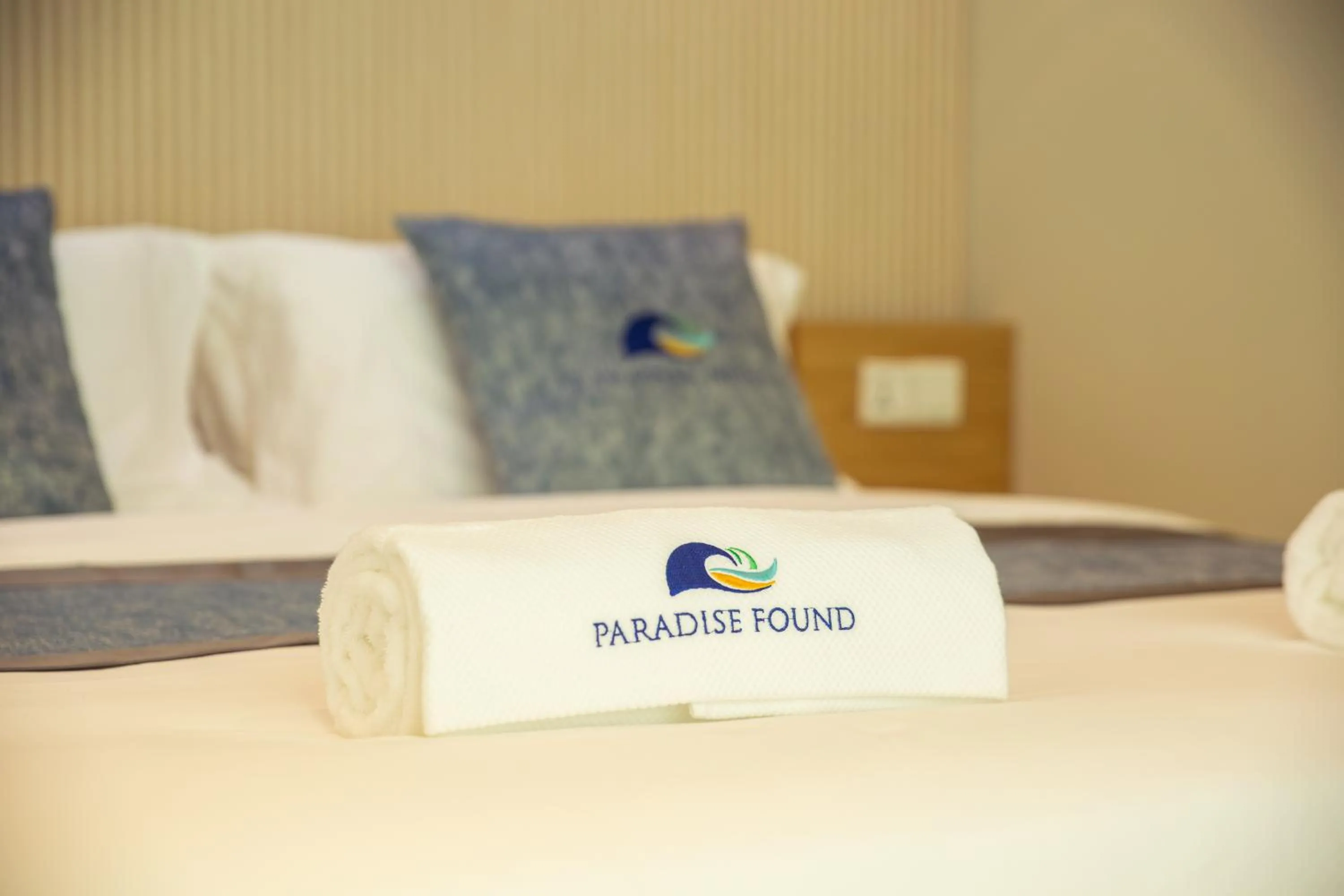 Bedroom, Bed in Paradise Found