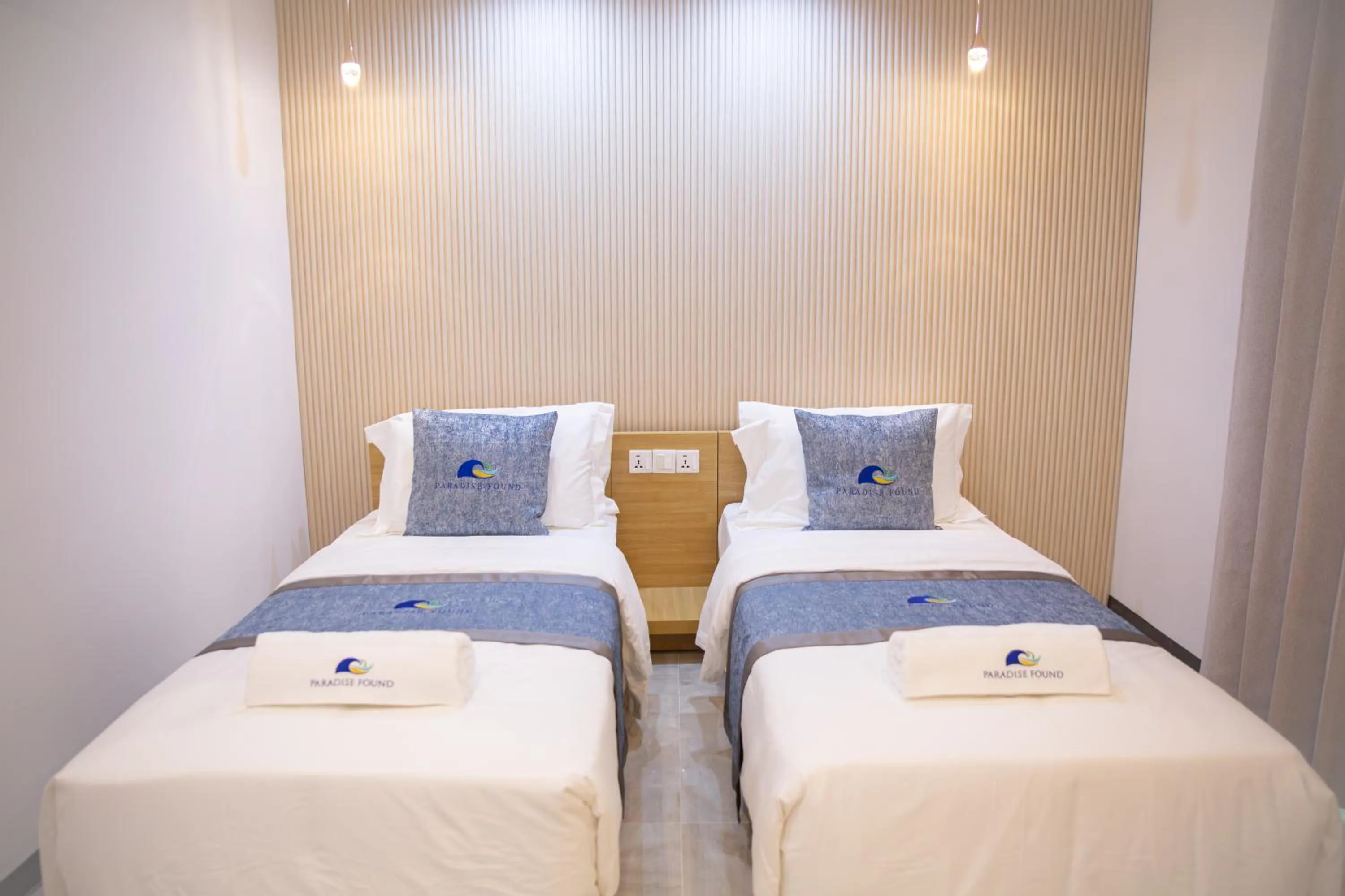 Bedroom, Bed in Paradise Found