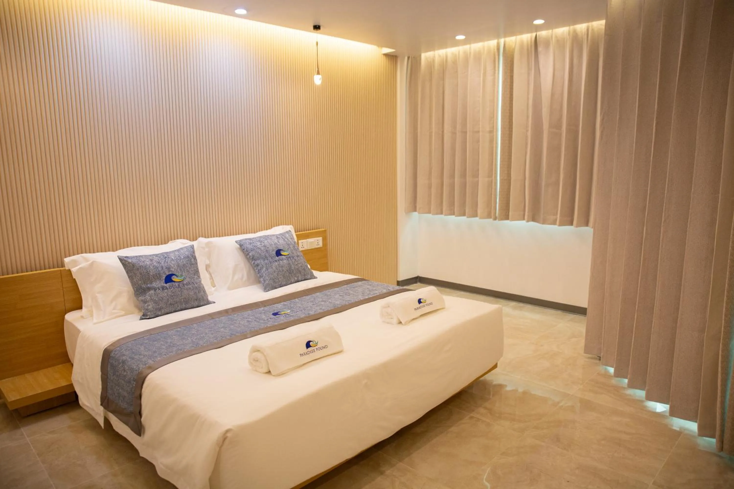 Photo of the whole room, Bed in Paradise Found