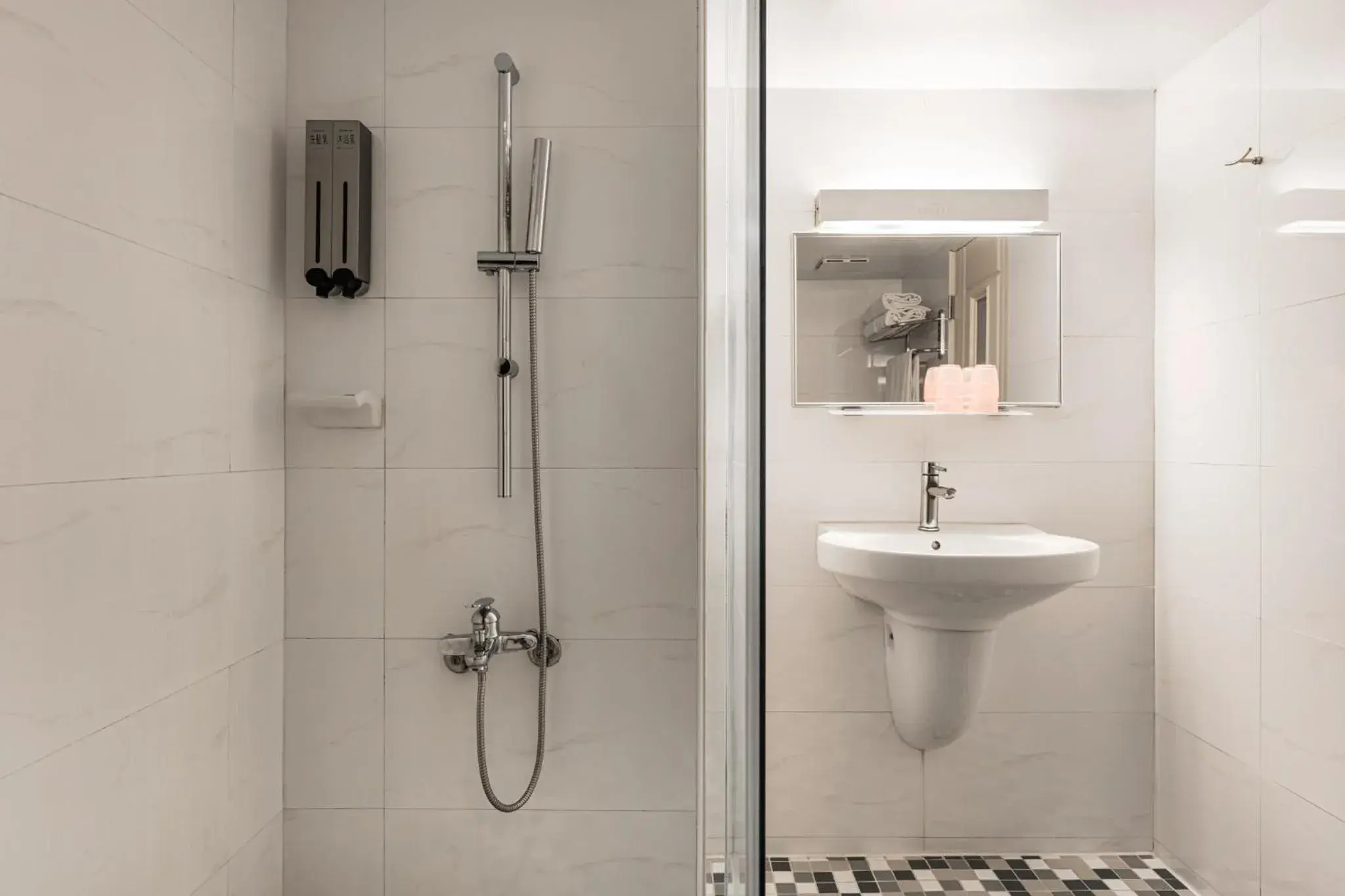 Economy Quadruple Room in The Riverside Hotel Esthetics Economy Quadruple Room in The Riverside Hotel Esthetics