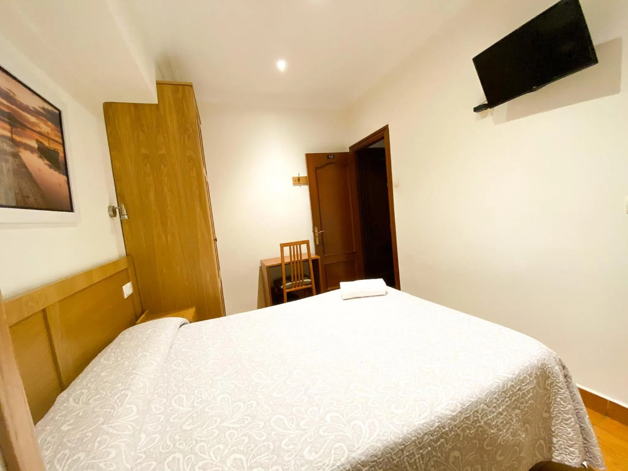 Standard Double Room with Shared Bathroom in Pension Angelines, Sneuu Hostel Santander
