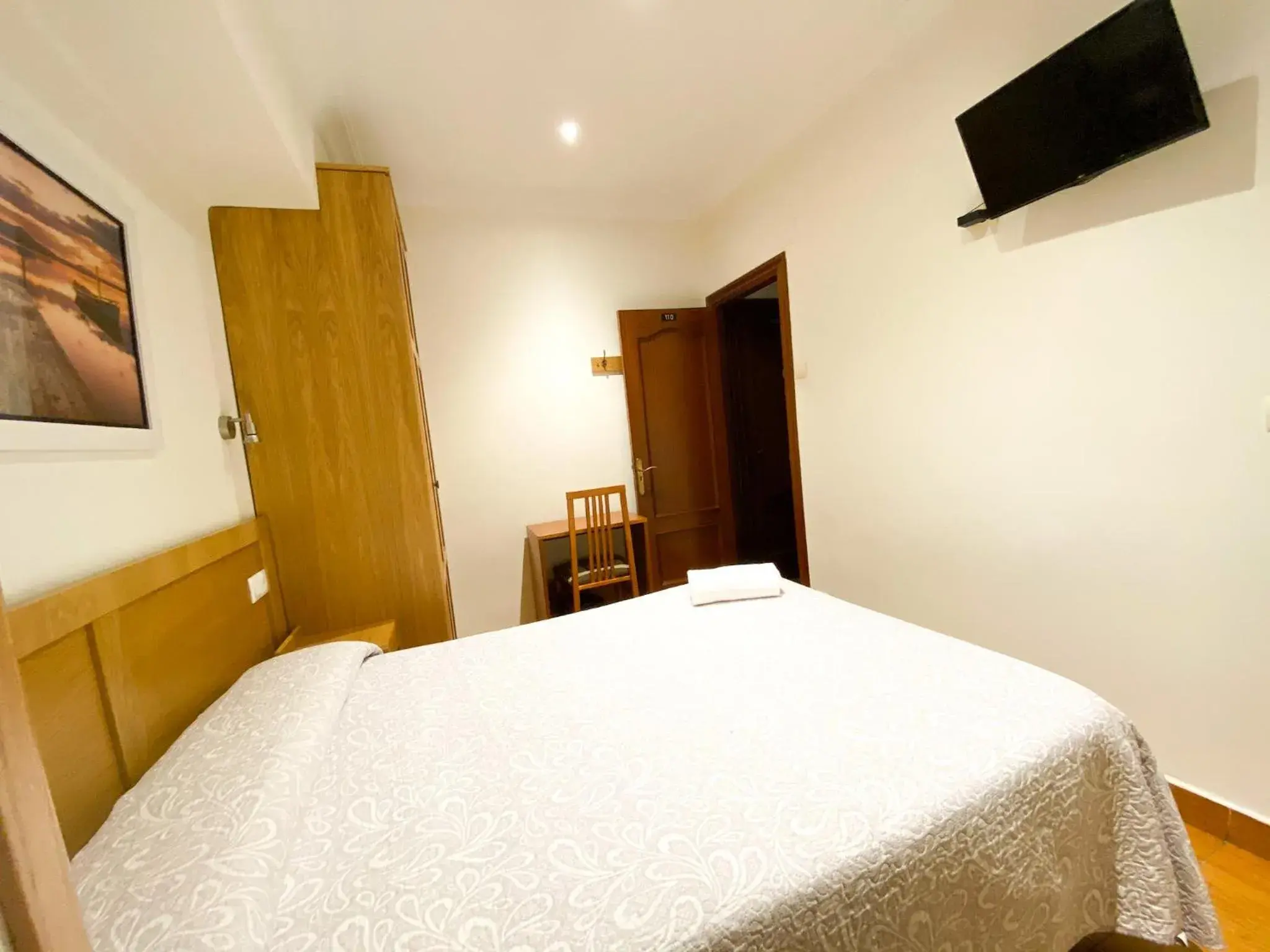Standard Double Room with Shared Bathroom in Pension Angelines, Sneuu Hostel Santander Standard Double Room with Shared Bathroom in Pension Angelines, Sneuu Hostel Santander