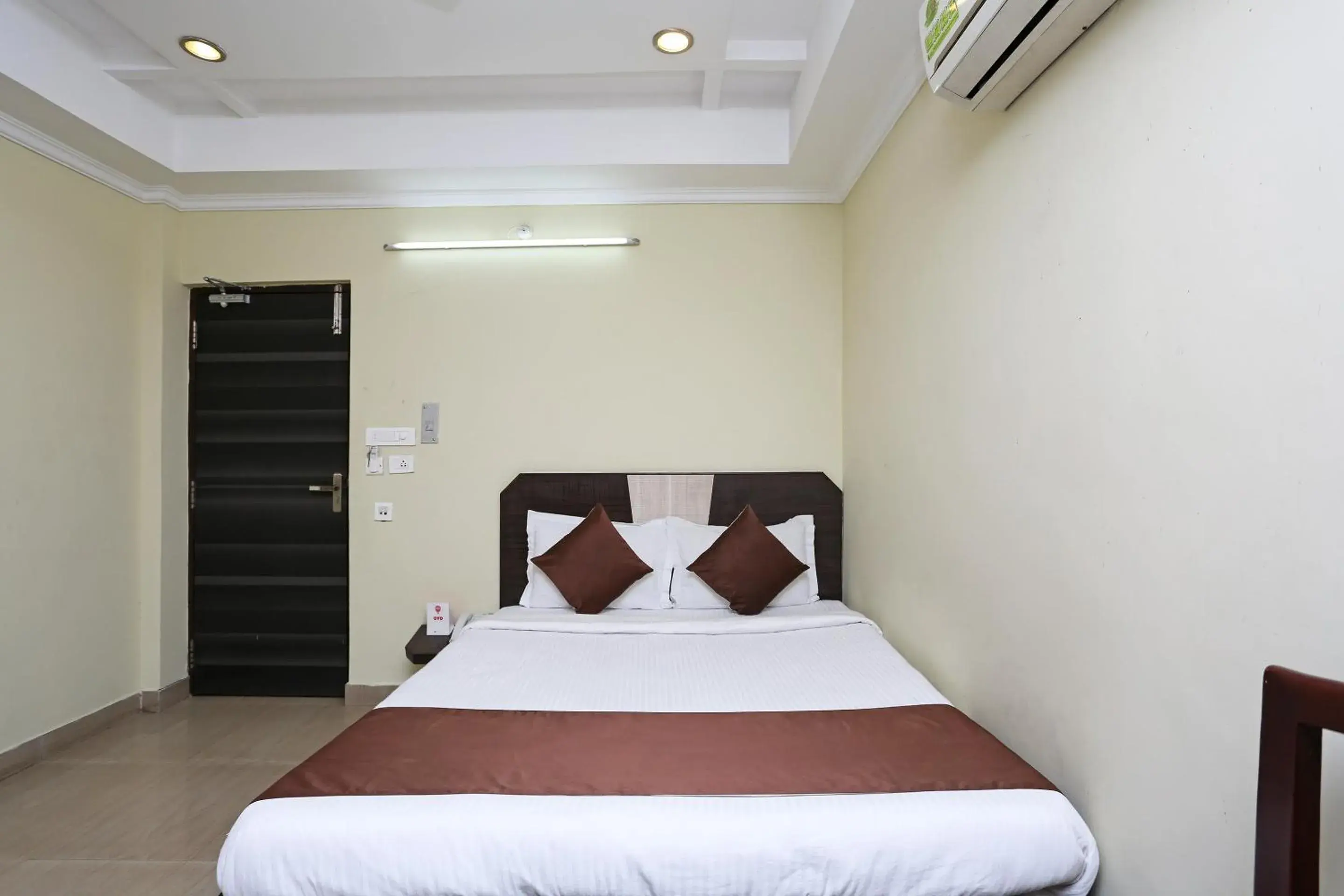 Bedroom, Bed in Hotel O Saraswathi Residency Near SR Nagar Metro Station Bedroom, Bed in Hotel O Saraswathi Residency Near SR Nagar Metro Station