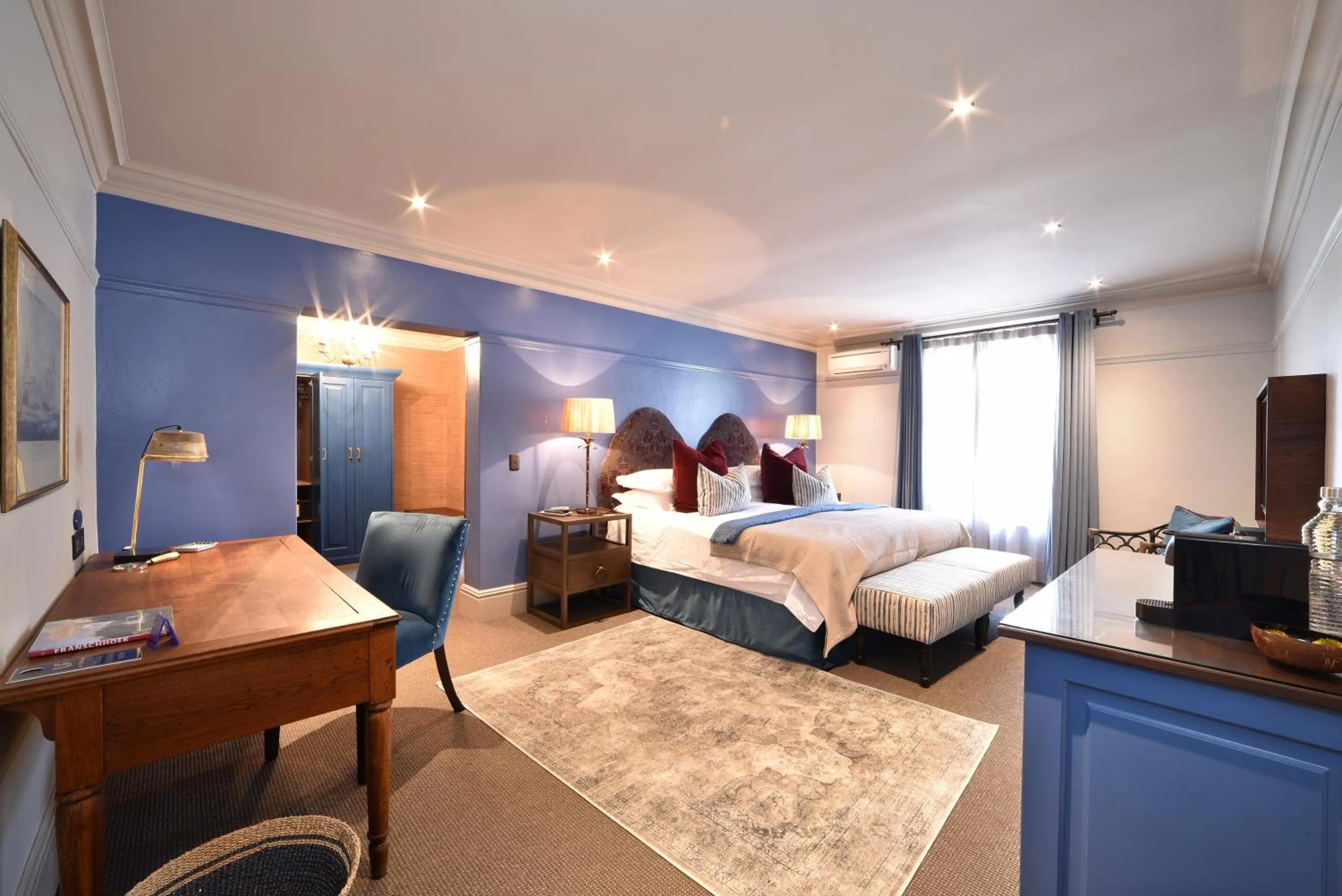 Photo of the whole room, Bed in La Fontaine Boutique Hotel by The Oyster Collection