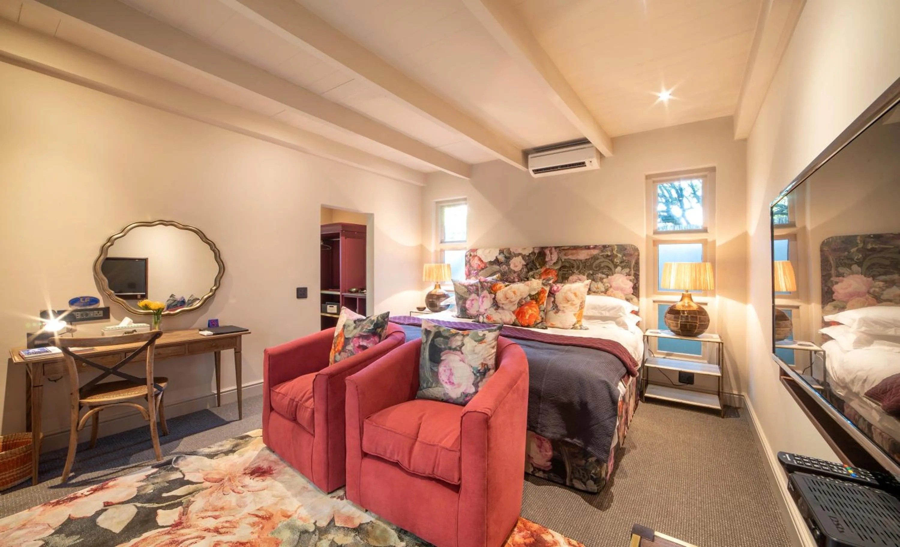 Photo of the whole room, Bed in La Fontaine Boutique Hotel by The Oyster Collection