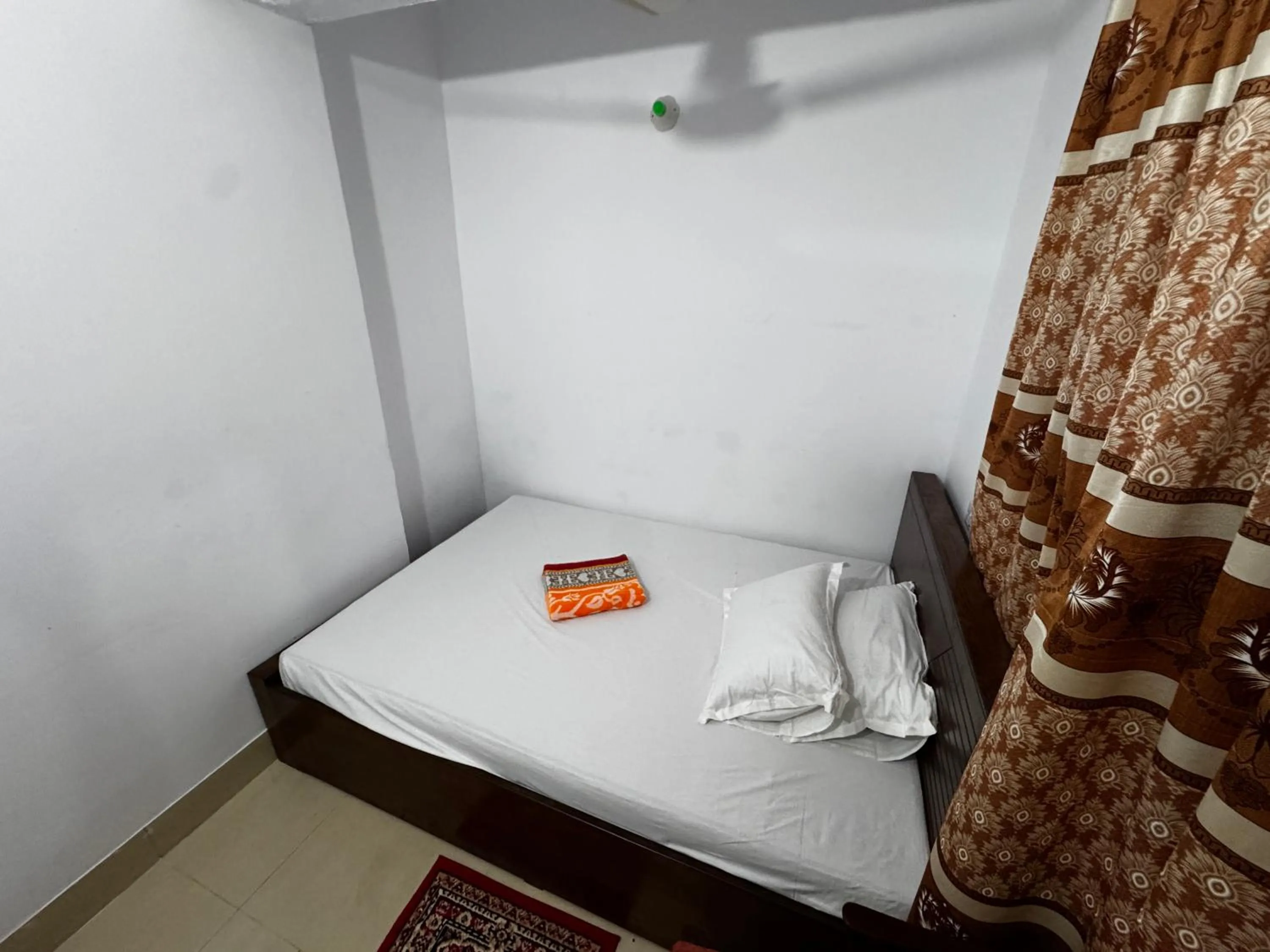 Bed in Hotel Labbaik Farmgate