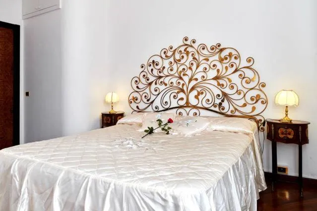 Deluxe Room with Private Internal Bathroom in Villa Puccini Bed & Breakfast