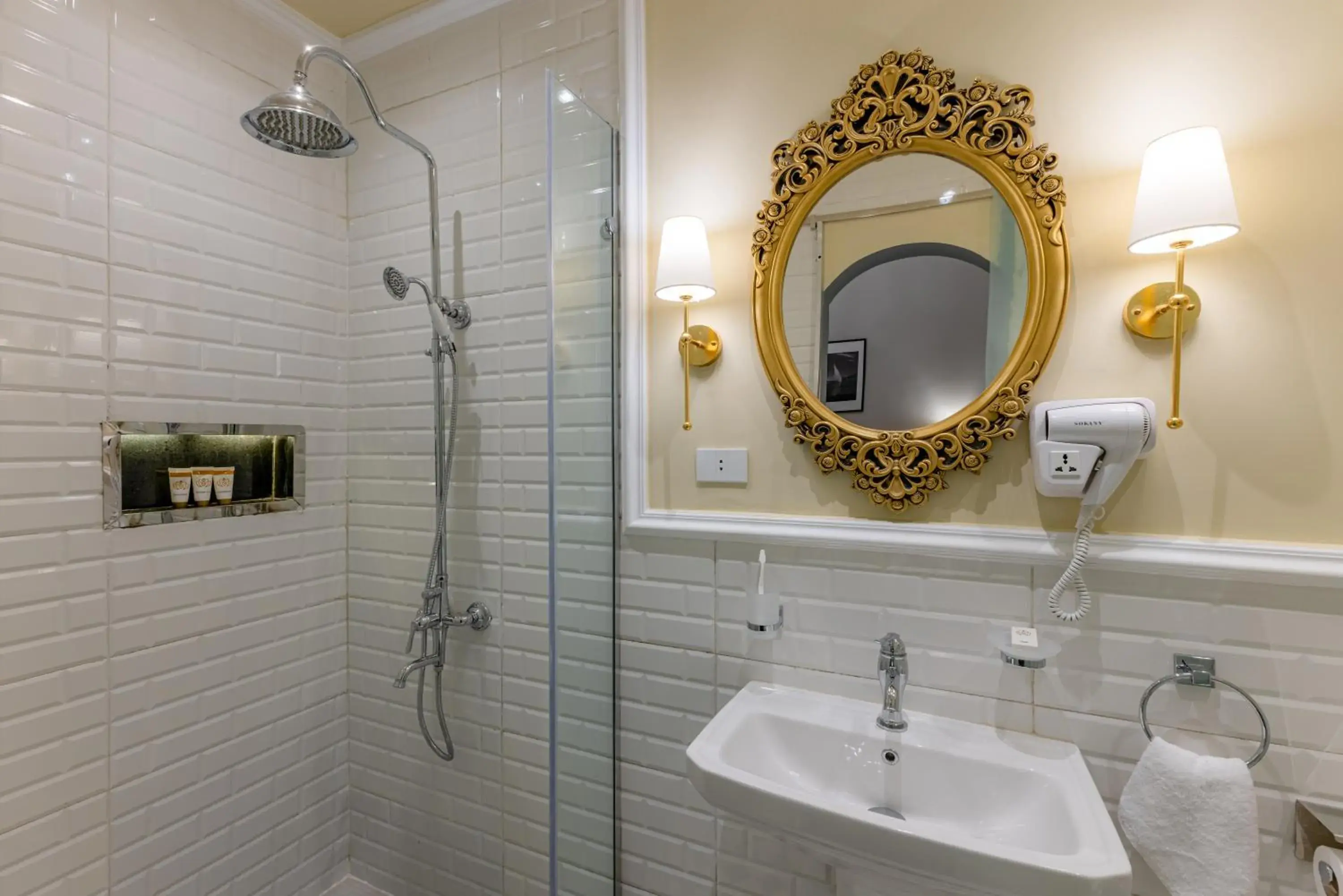 Deluxe Double or Twin Room with Balcony in Cairo Inn The Royal Deluxe Double or Twin Room with Balcony in Cairo Inn The Royal