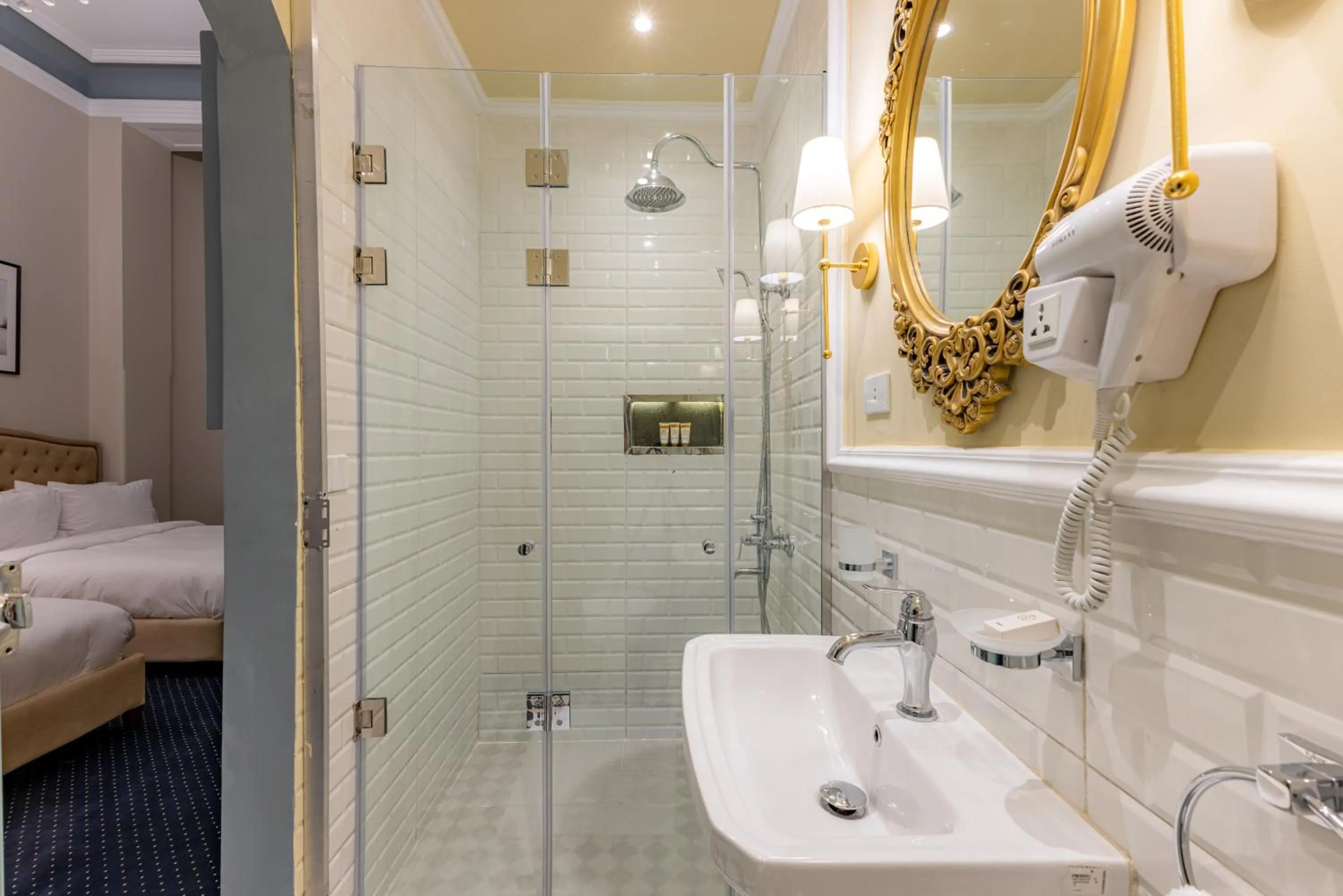 Shower, Bed in Cairo Inn The Royal