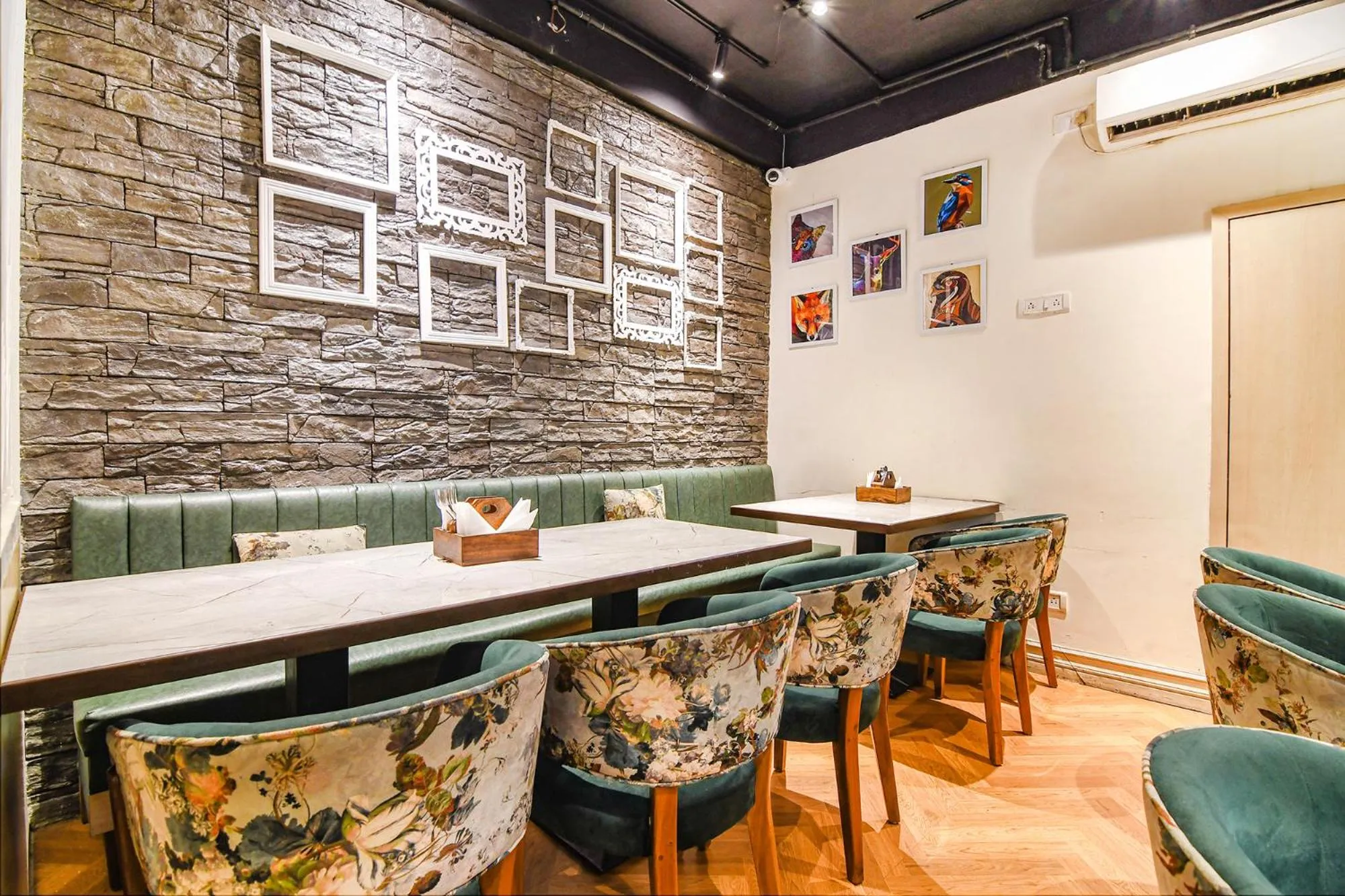 Restaurant/places to eat in FabHotel Aayash - Nr City Center Metro Station