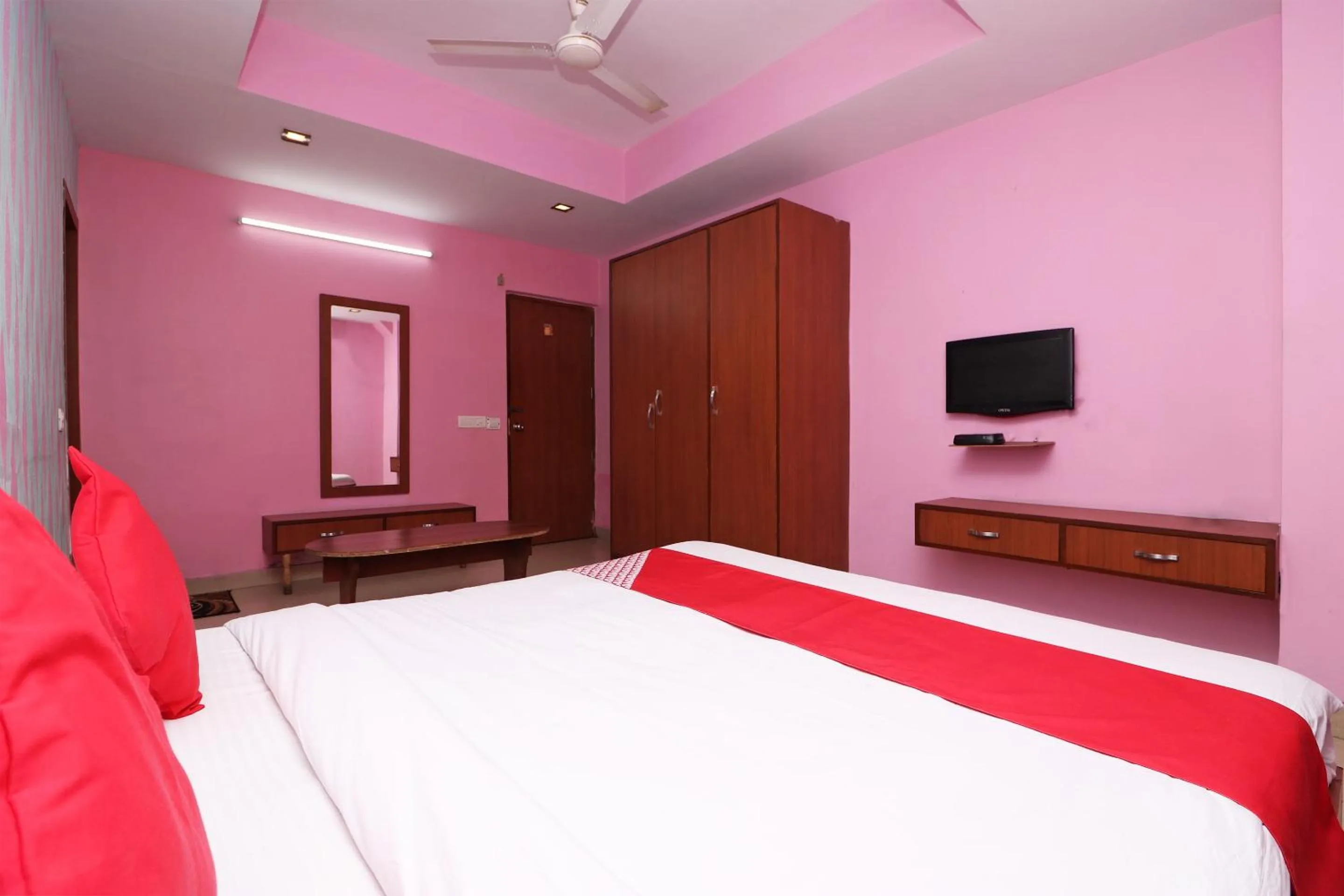 Bedroom, Bed in Super Hotel O Maruti Lodging