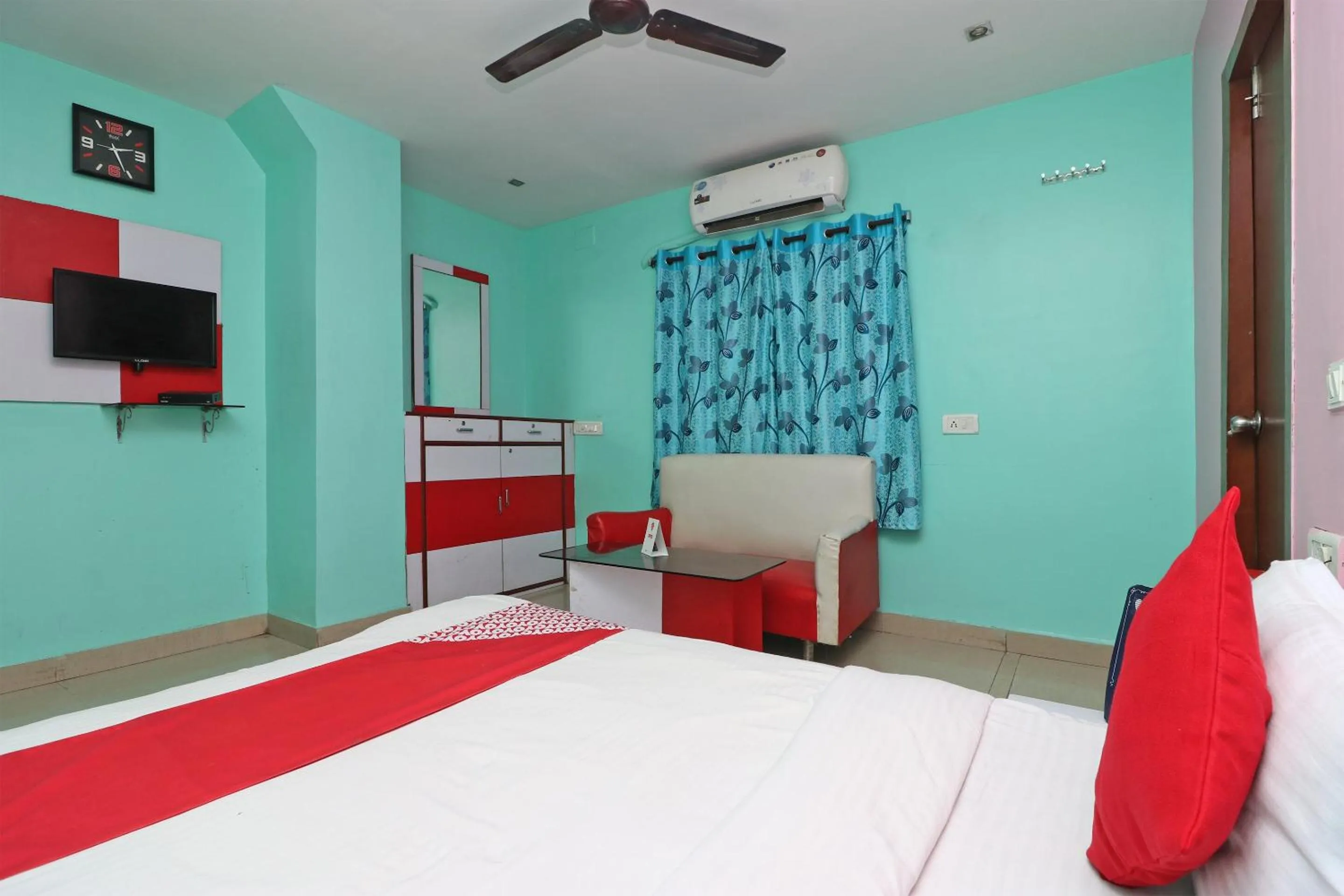 Bedroom, Bed in Super Hotel O Maruti Lodging