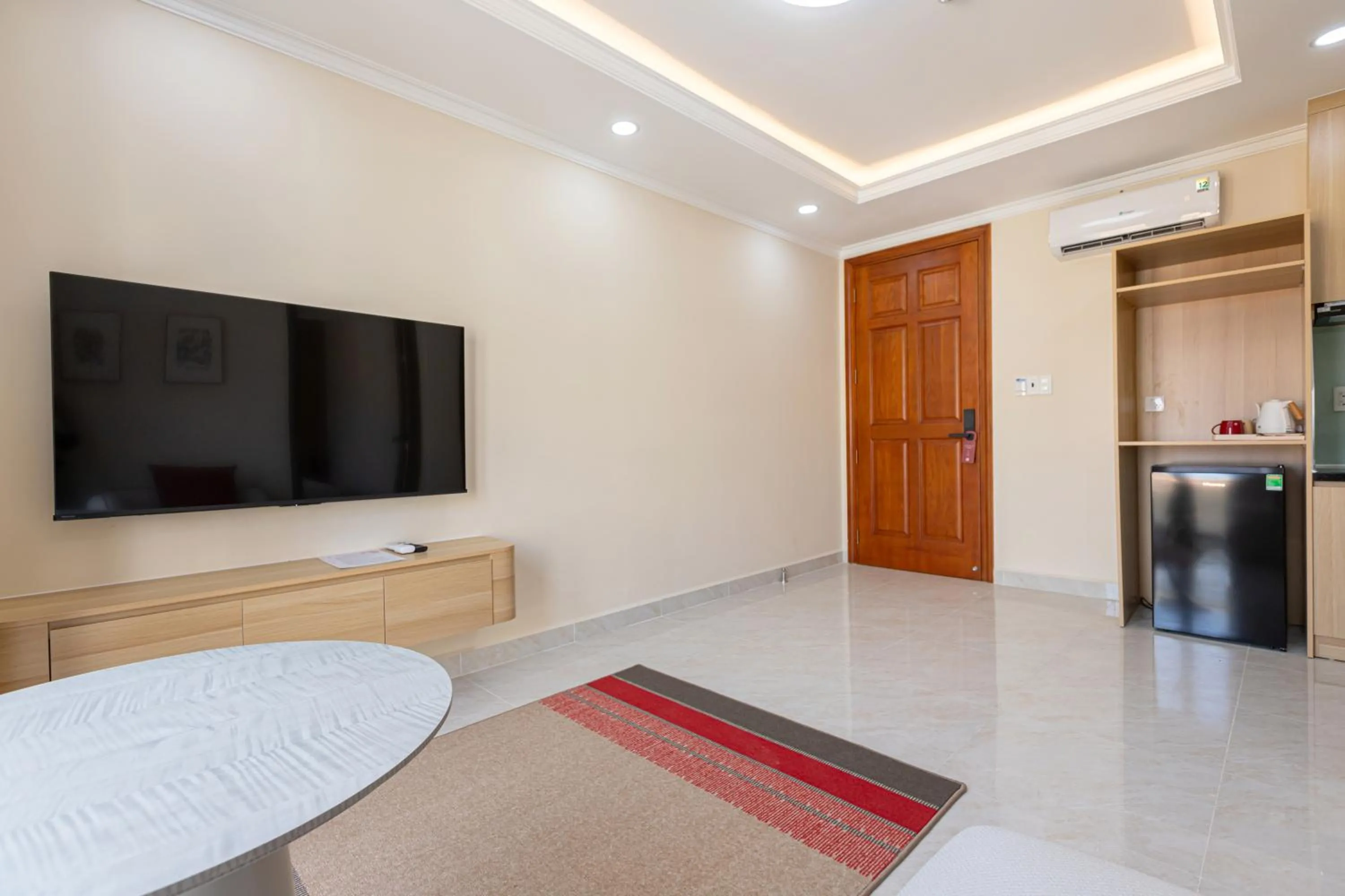 Communal lounge/ TV room in Shankee Hotel VN
