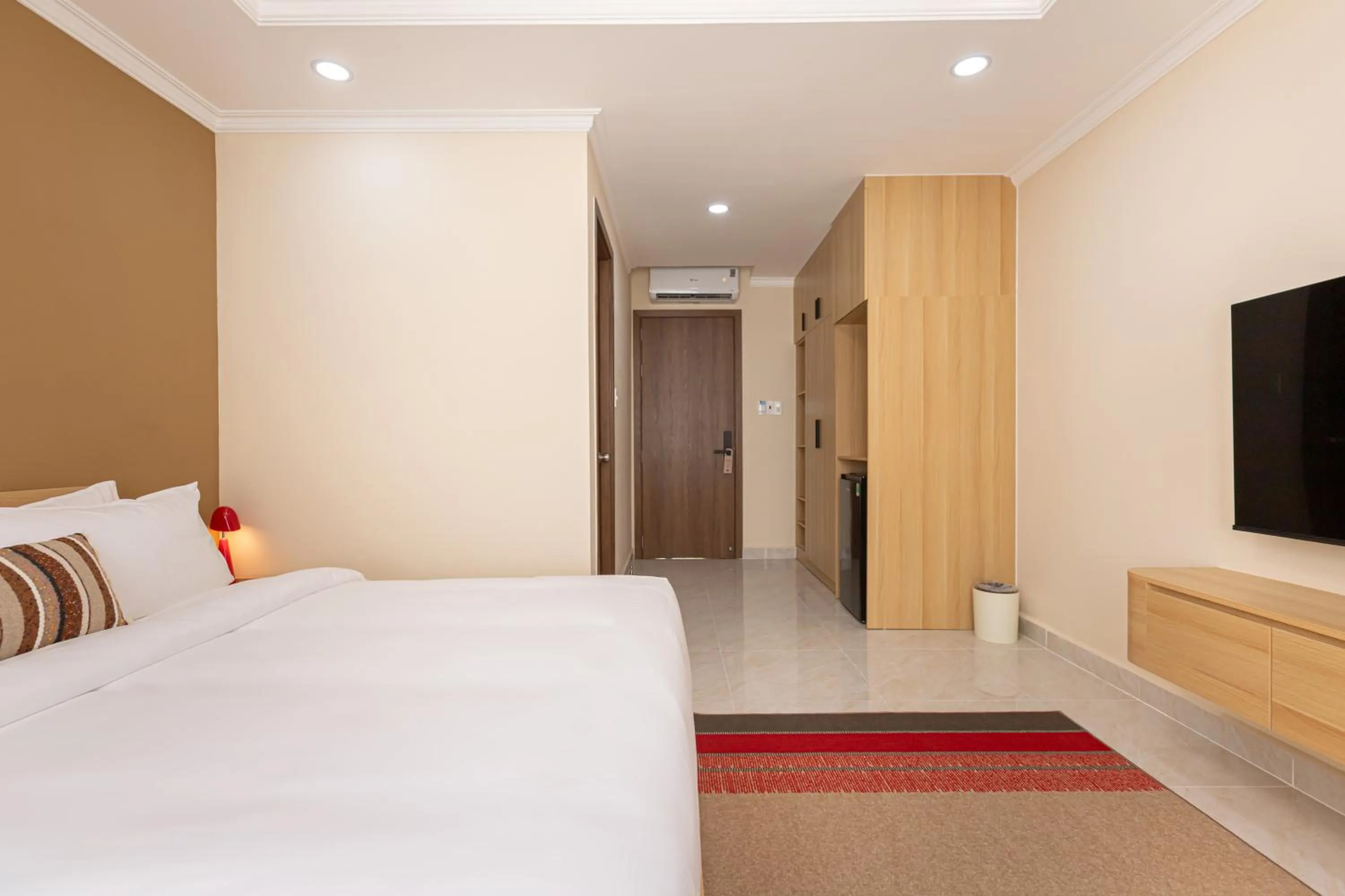 Photo of the whole room, Bed in Shankee Hotel VN