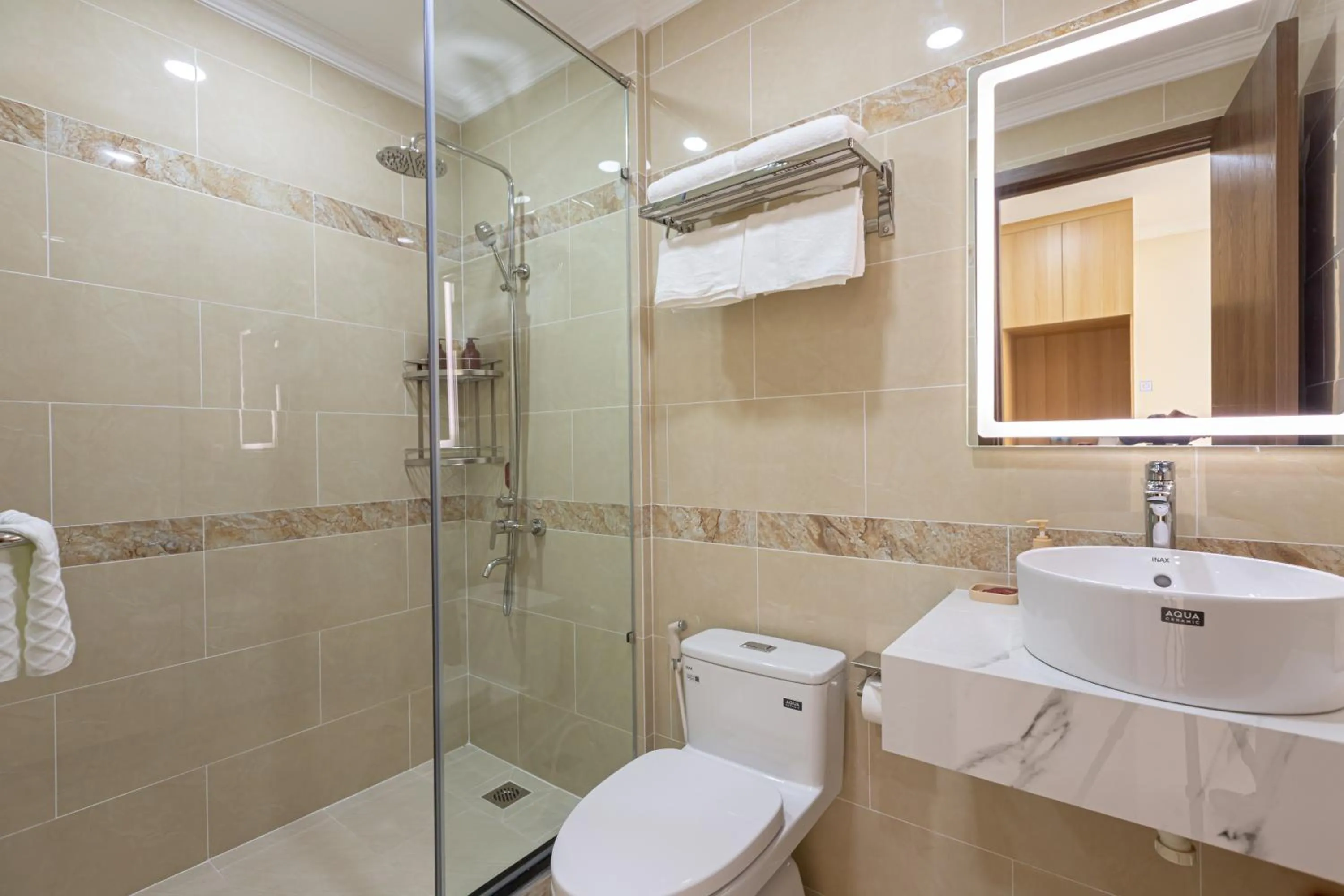 Toilet in Shankee Hotel VN