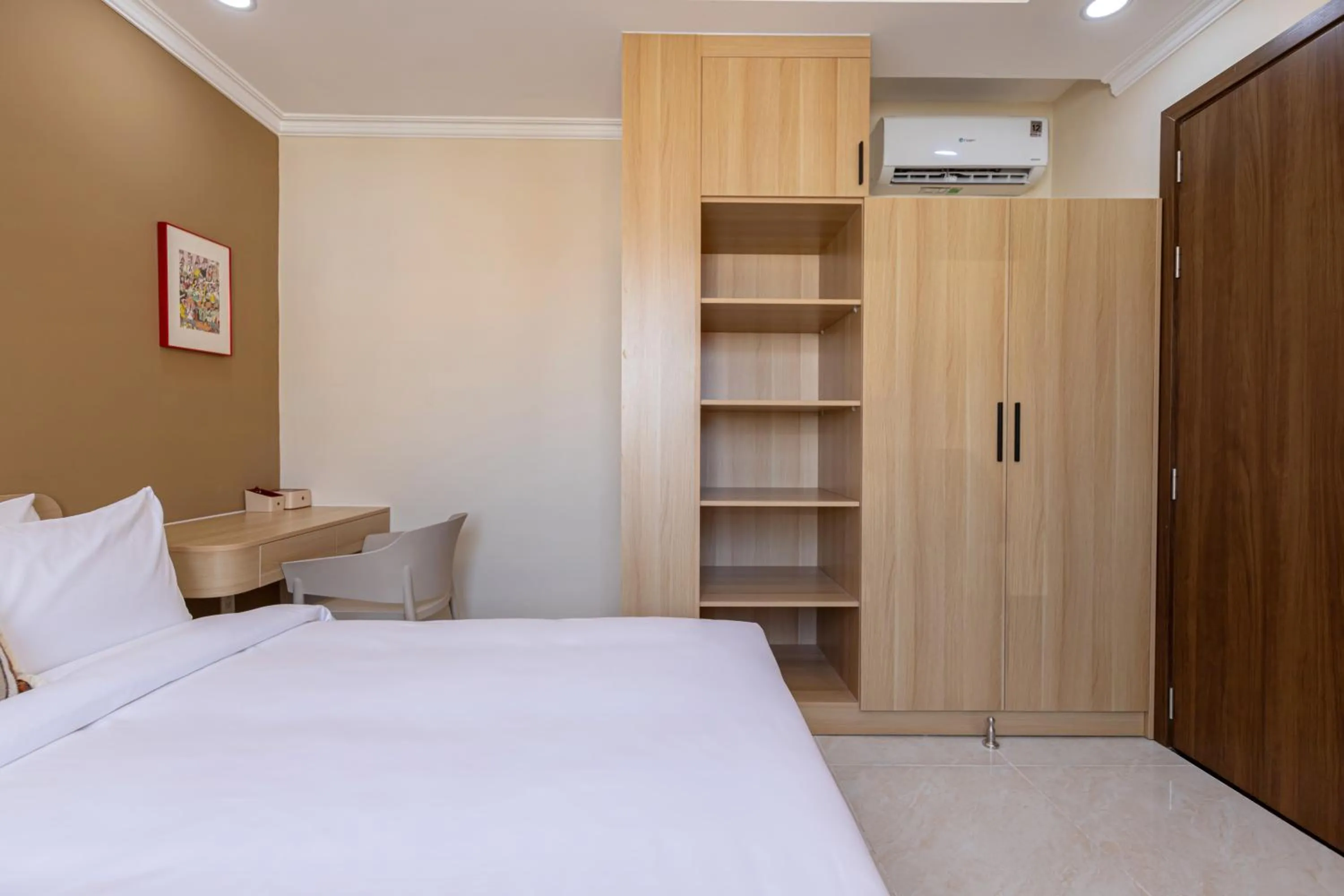 Photo of the whole room, Bed in Shankee Hotel VN