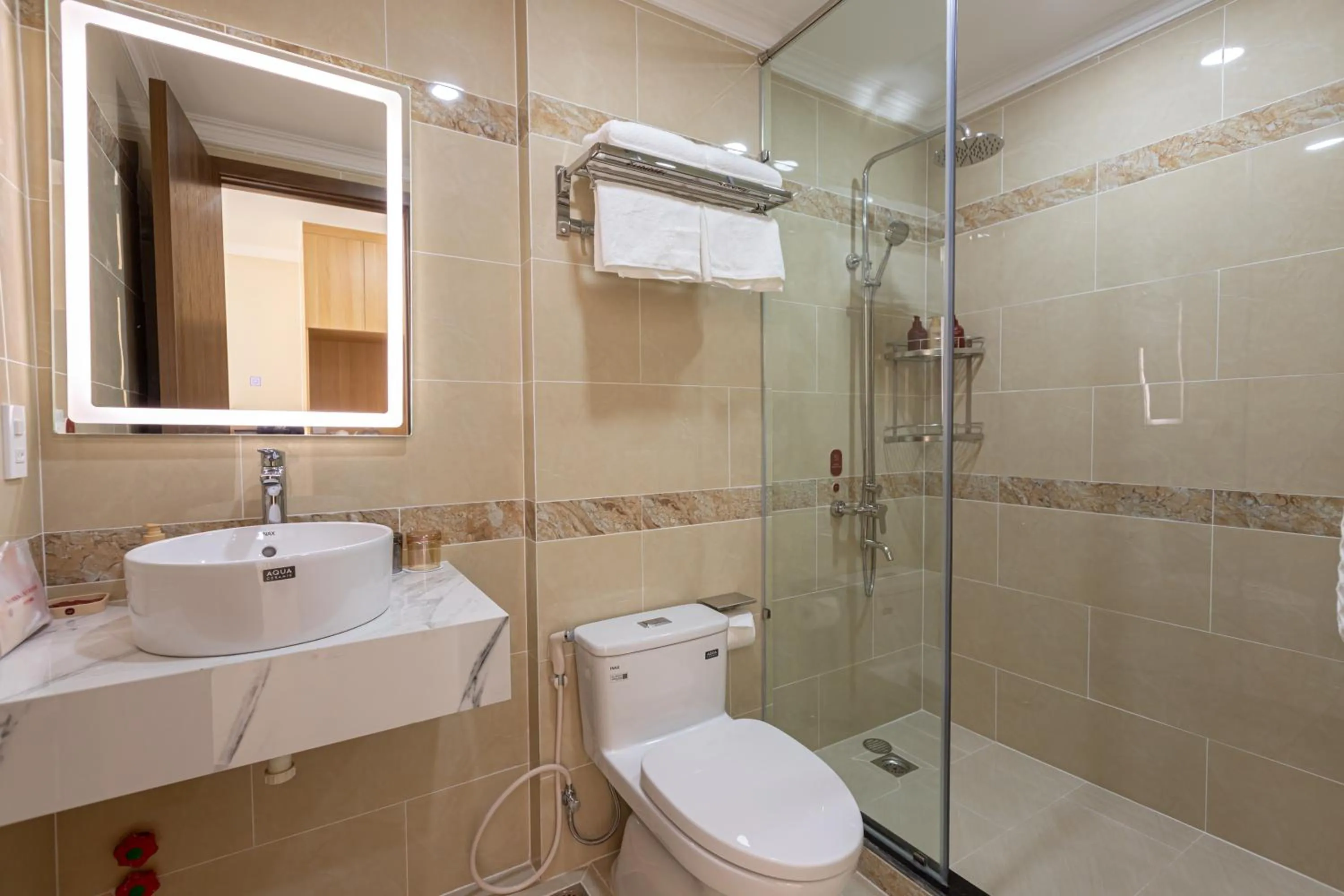 Shower in Shankee Hotel VN