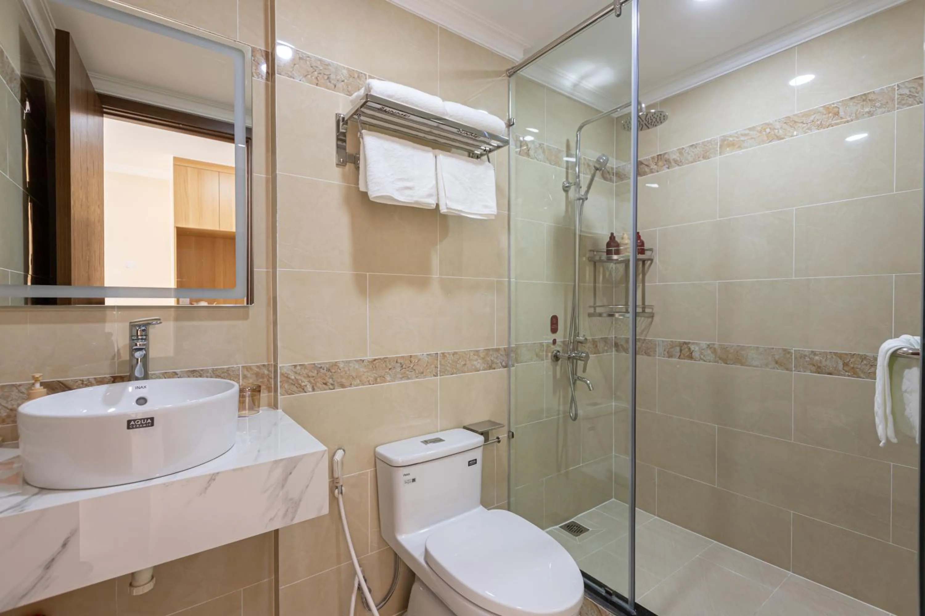 Shower in Shankee Hotel VN