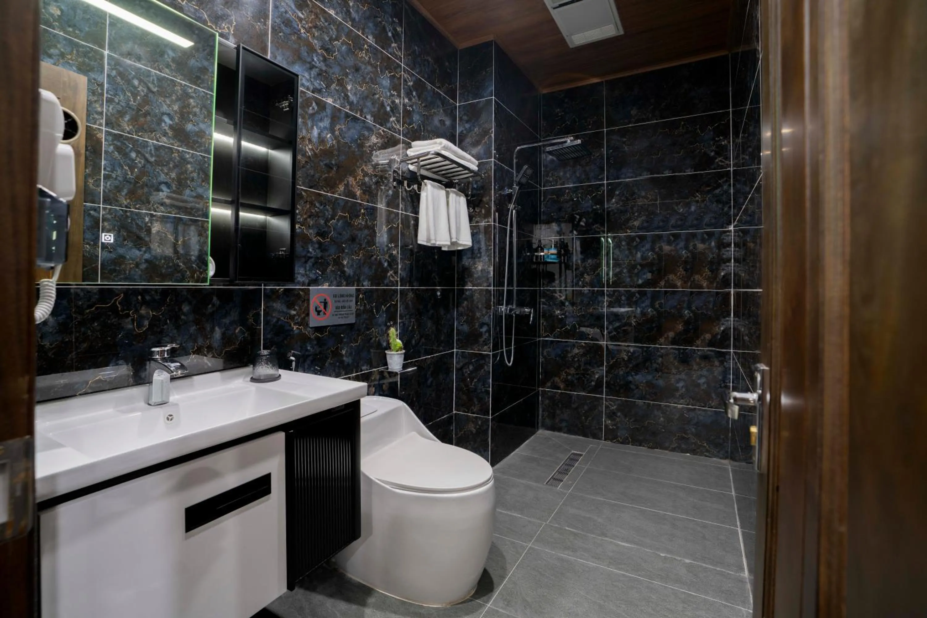 Shower in Hai An Hotel Suites Ha Noi