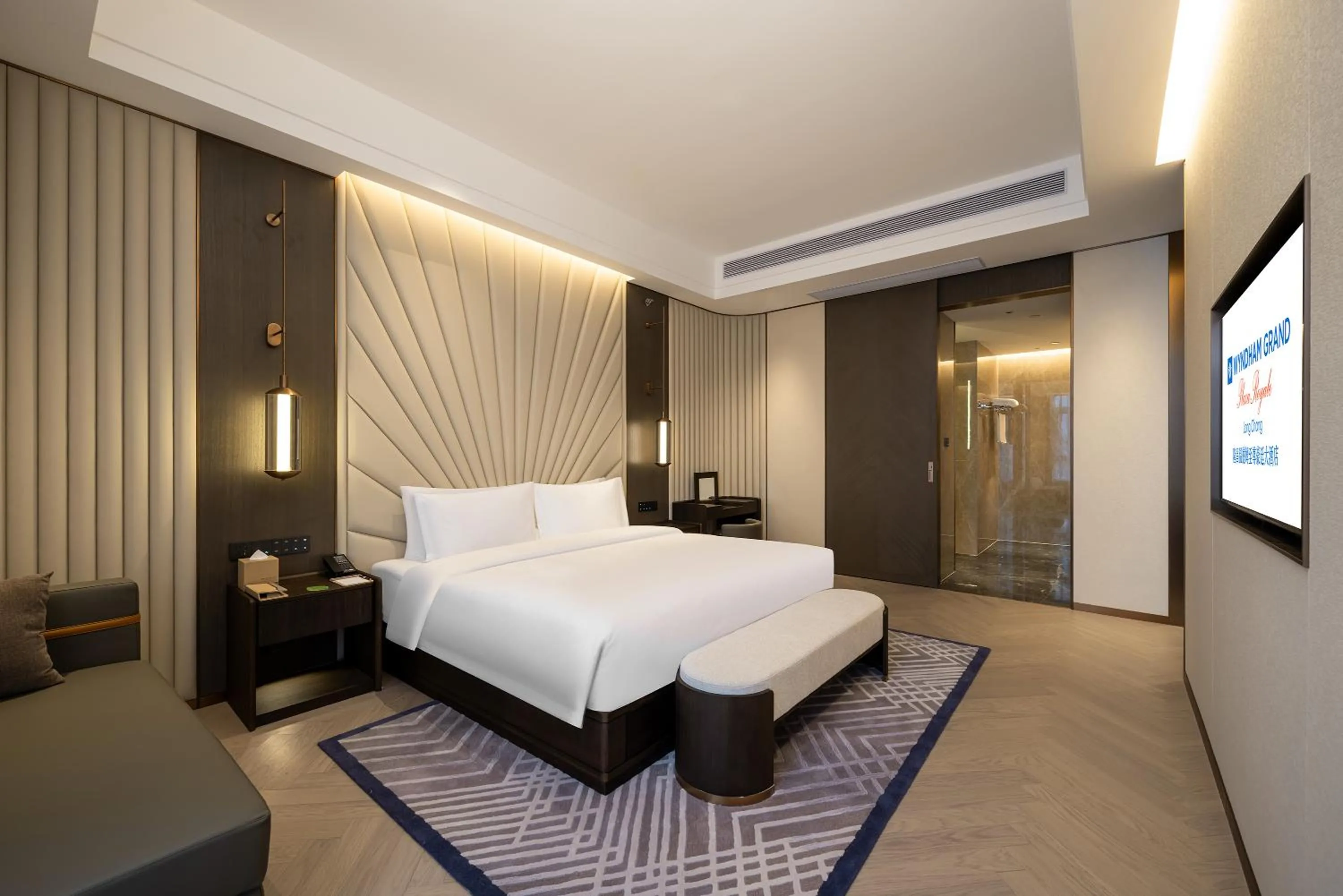 Photo of the whole room, Bed in Wyndham Grand Plaza Royale Longchang