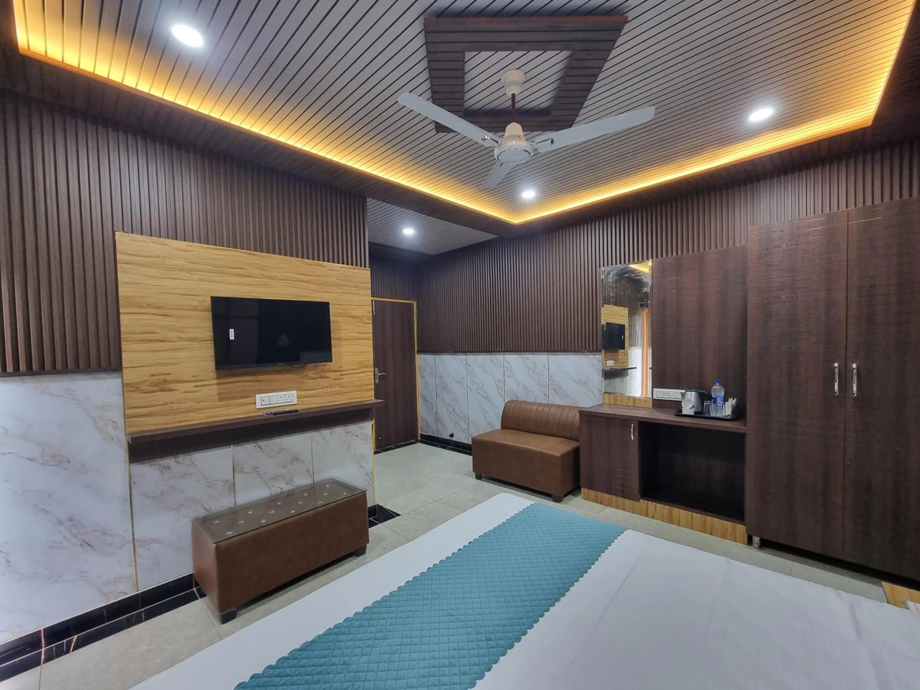Bed in Hotel stay well Dalhousie