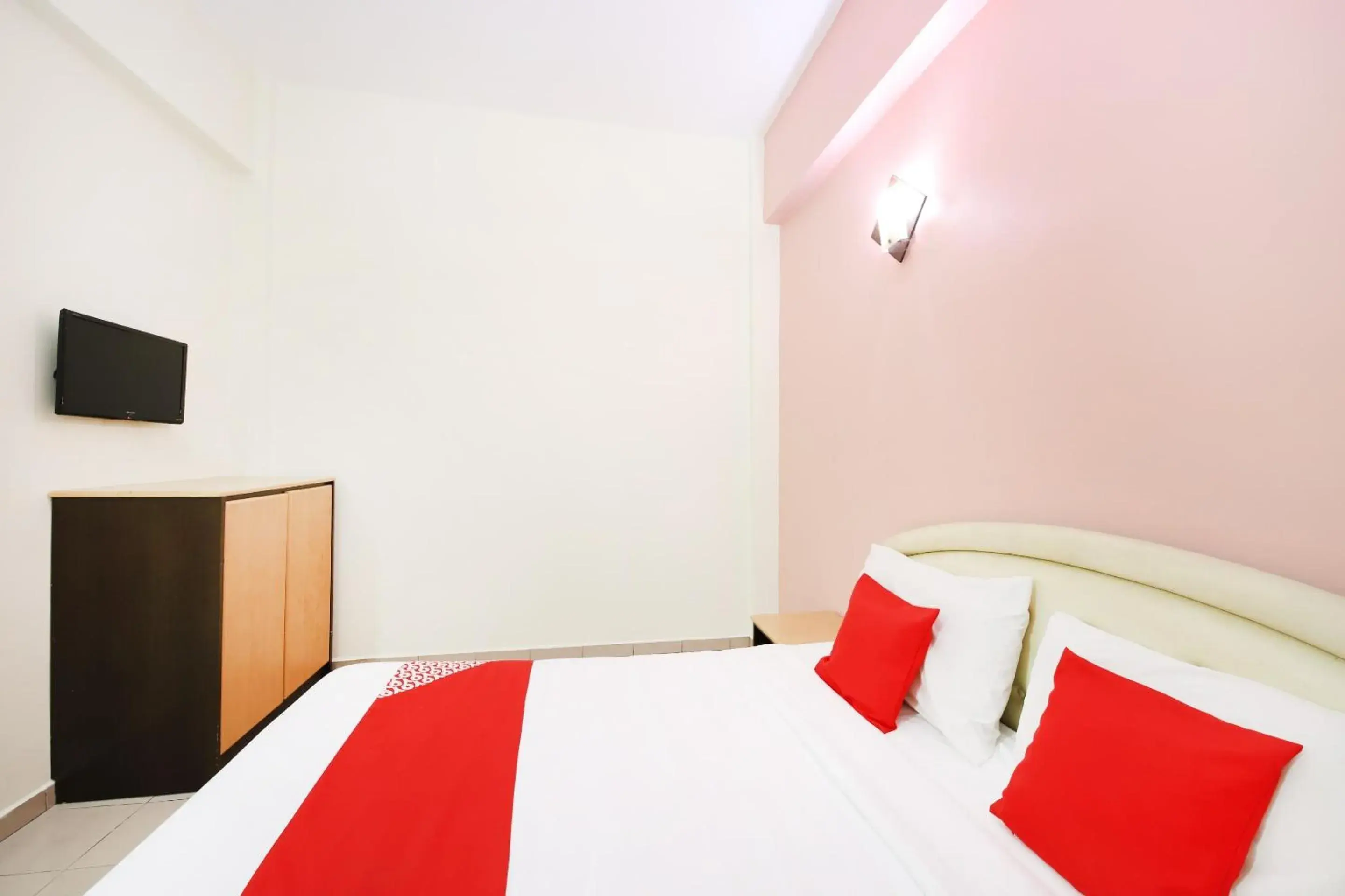Standard Double Room in Hotel O Bahau Near Taisho Mountain Formerly Sri Mutiara Bahau Standard Double Room in Hotel O Bahau Near Taisho Mountain Formerly Sri Mutiara Bahau