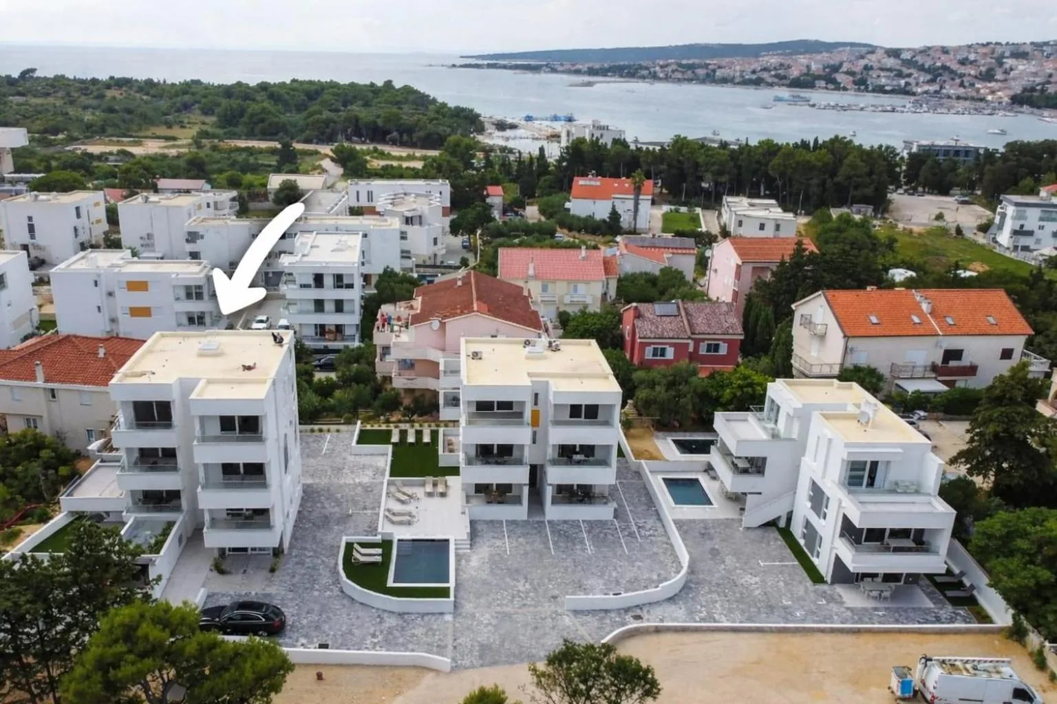 Apartments with pool Break B