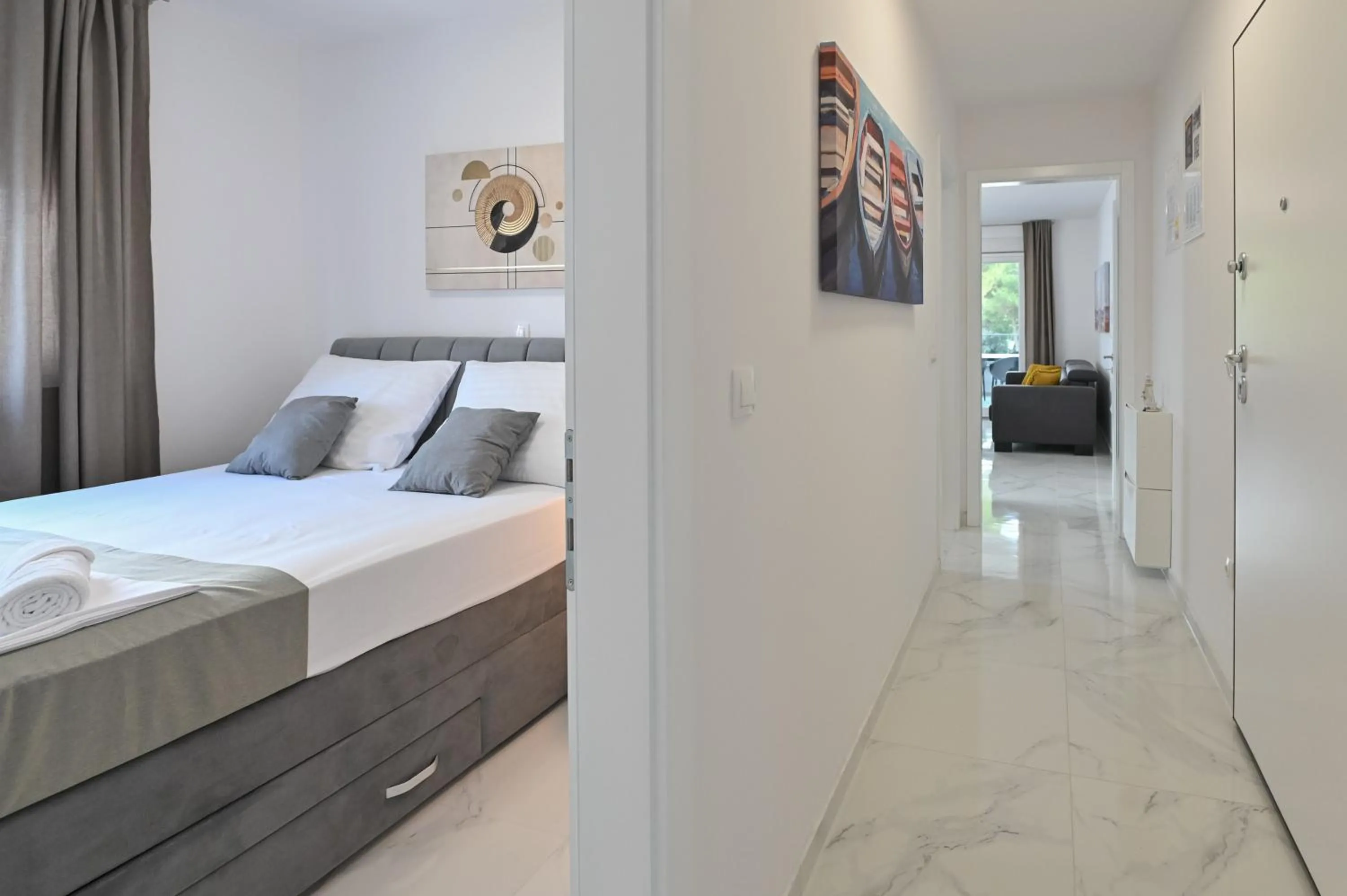 Apartments with pool Break B