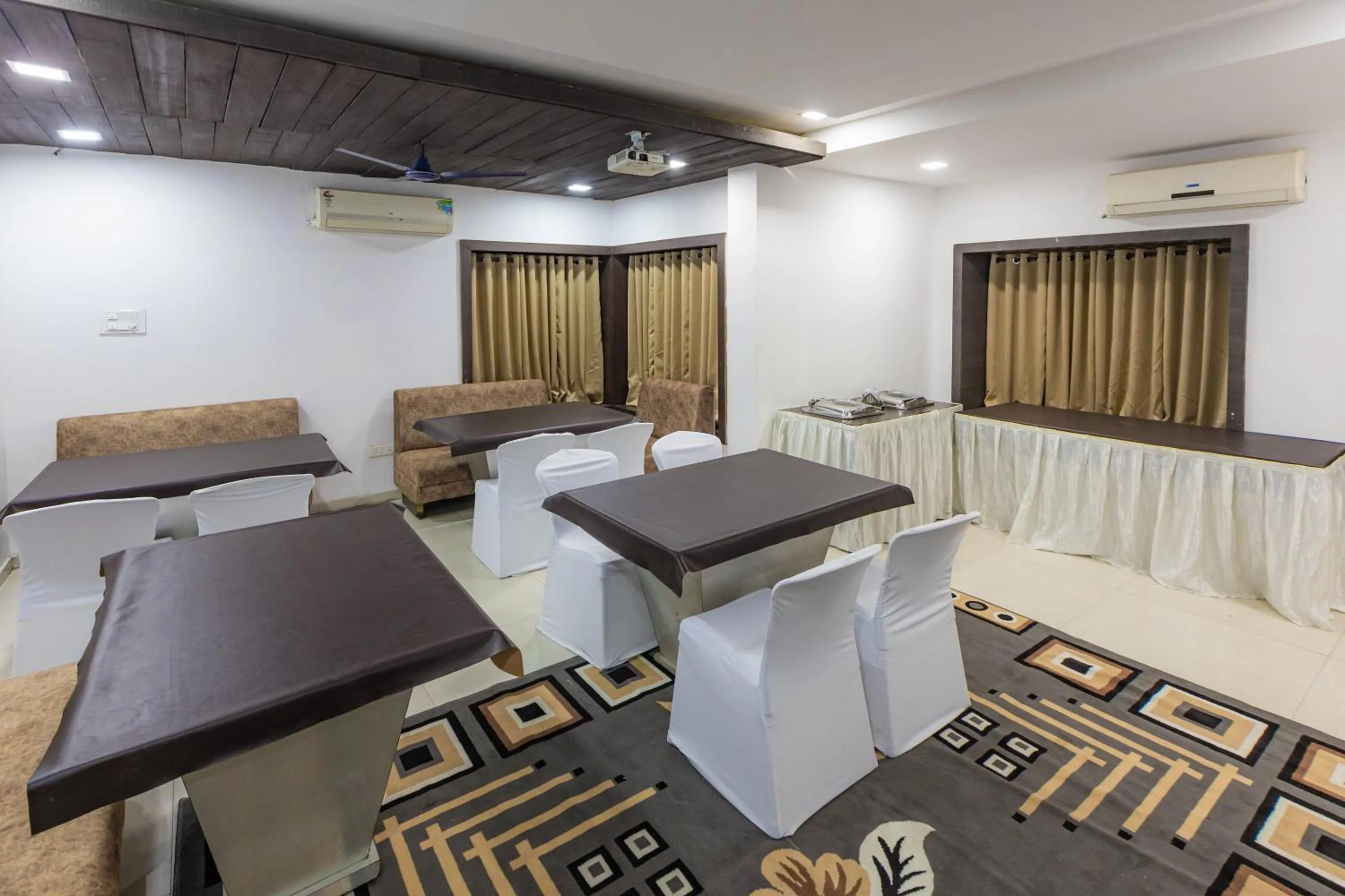 Restaurant/places to eat in Treebo Shembekars Inn